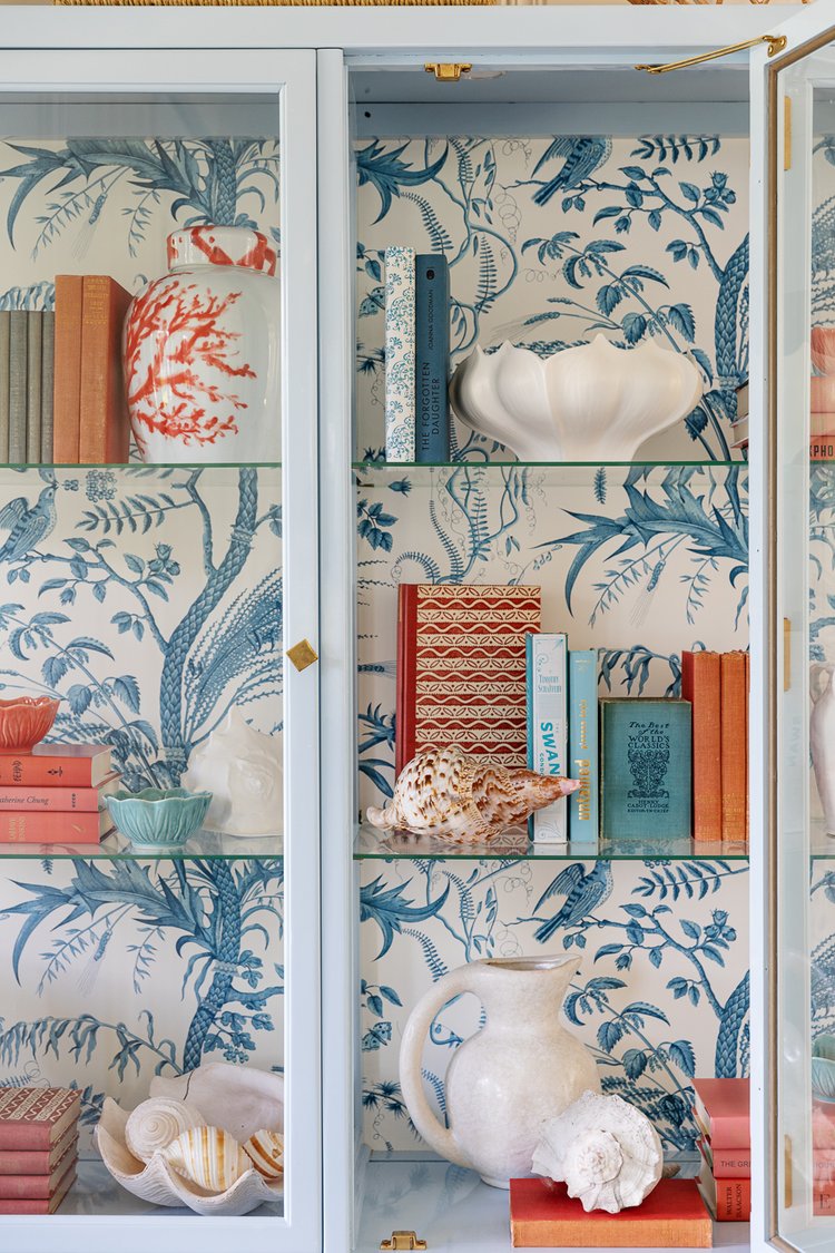 We are getting our dose of good taste this Tuesday with Digs Design of Newport, Rhode Island.  Owner Jocelyn Chiappone creates extraordinary rooms that welcome and make every home look and feel special. Her extraordinary talent brings a home to life and gives us one more reason to love their designs.  From the largest room to the tiniest nook nothing is overlooked.  One peek at this magical Massachusetts retreat and you’ll feel like you’re a million miles away! Greg Premru Photography 
