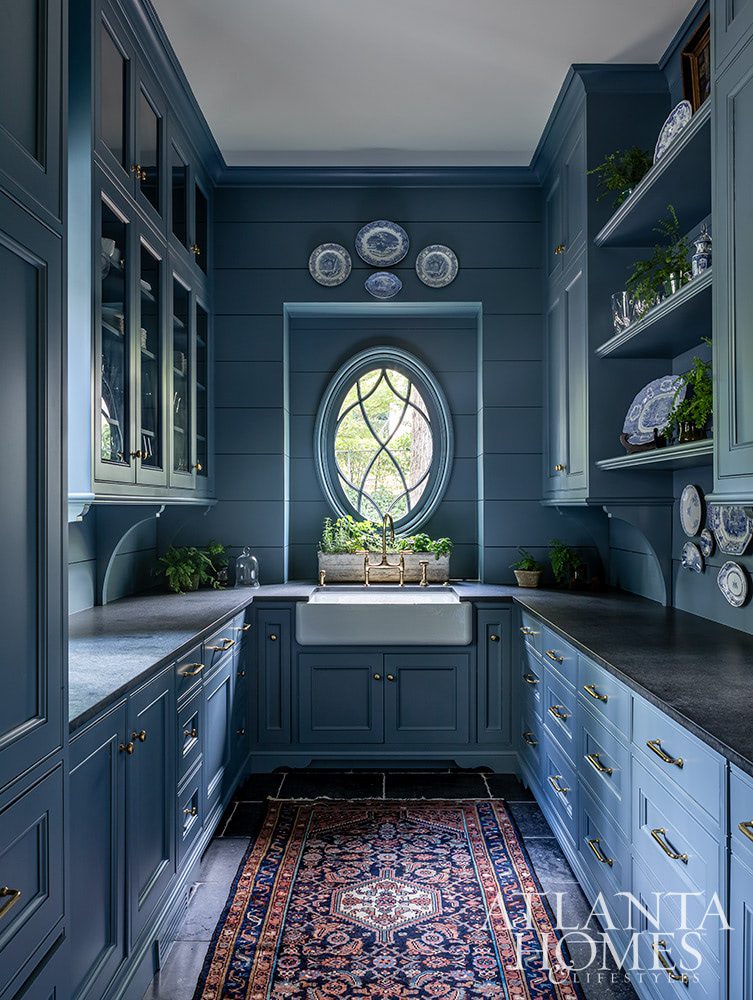 Gorgeous style, classic touches and plenty of Southern charm reign supreme today in this Sherwood Forest home designed by the dream team of Architect Norman Askins, Designer Susan Bozeman, and Landscape Architect Jonathan Bussell.If you could use a break from the hustle and bustle of daily life, come rest with us in this relaxing Atlanta house tour!