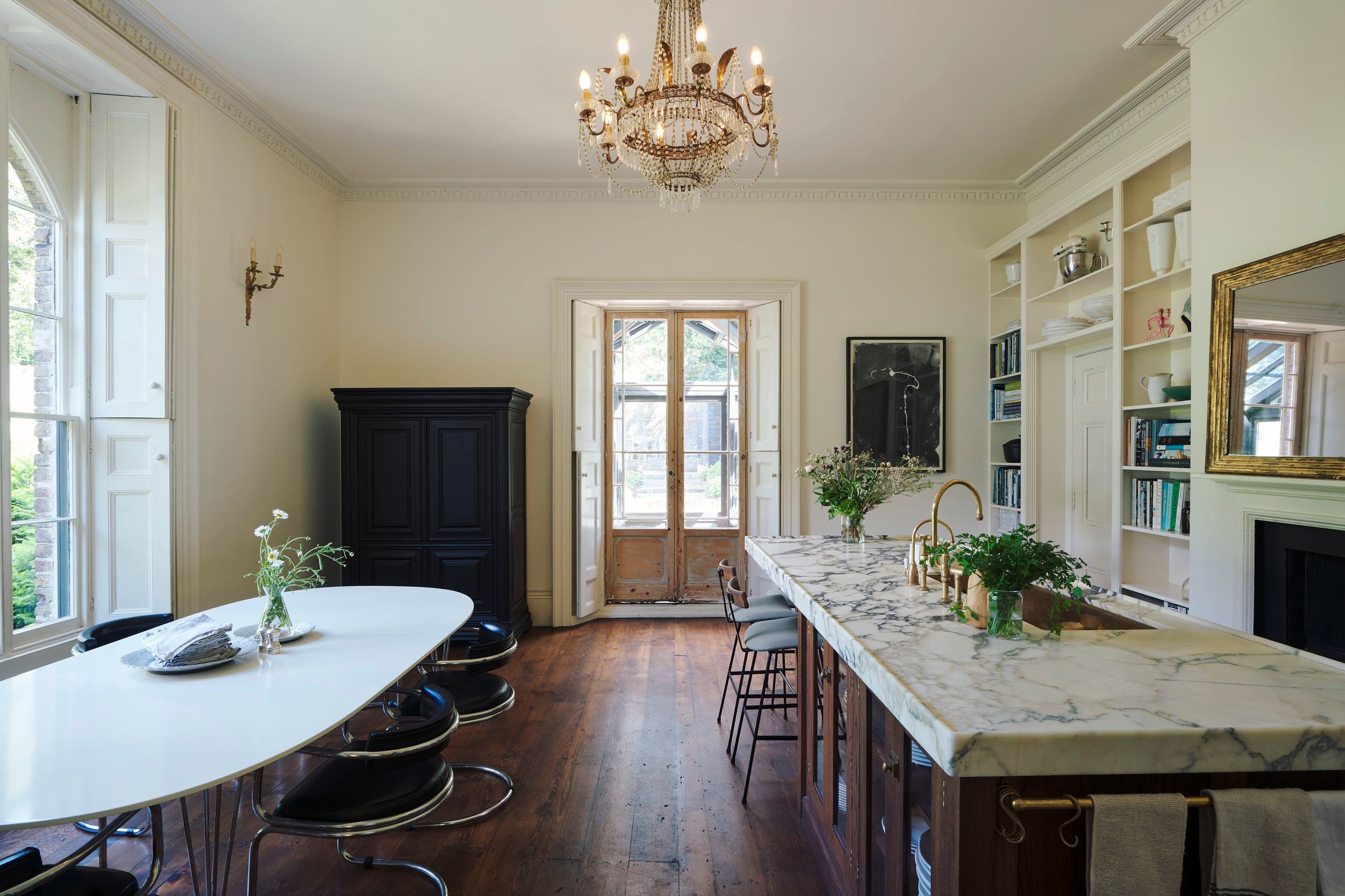 Today we are so excited to showcase the gorgeous work of deVOL kitchens of Leicestershire, England. With this bespoke kitchen and accessory firm, every space is a chance to look–and then look again–to capture and take in each tiny detail that combines to form a spectacular whole. Tim Cooper Photography