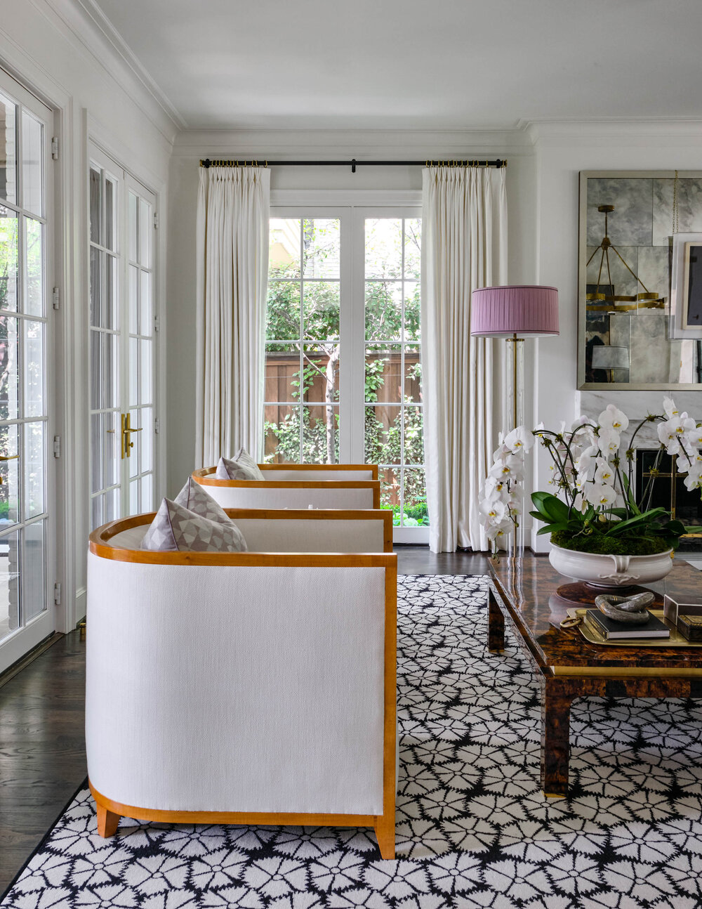 The talented Mary Beth Wagner Interiors,  creates beautiful spaces including these fresh living rooms, where she seamlessly marries the best of both contemporary and traditional design elements. Nathan Schroder Photography