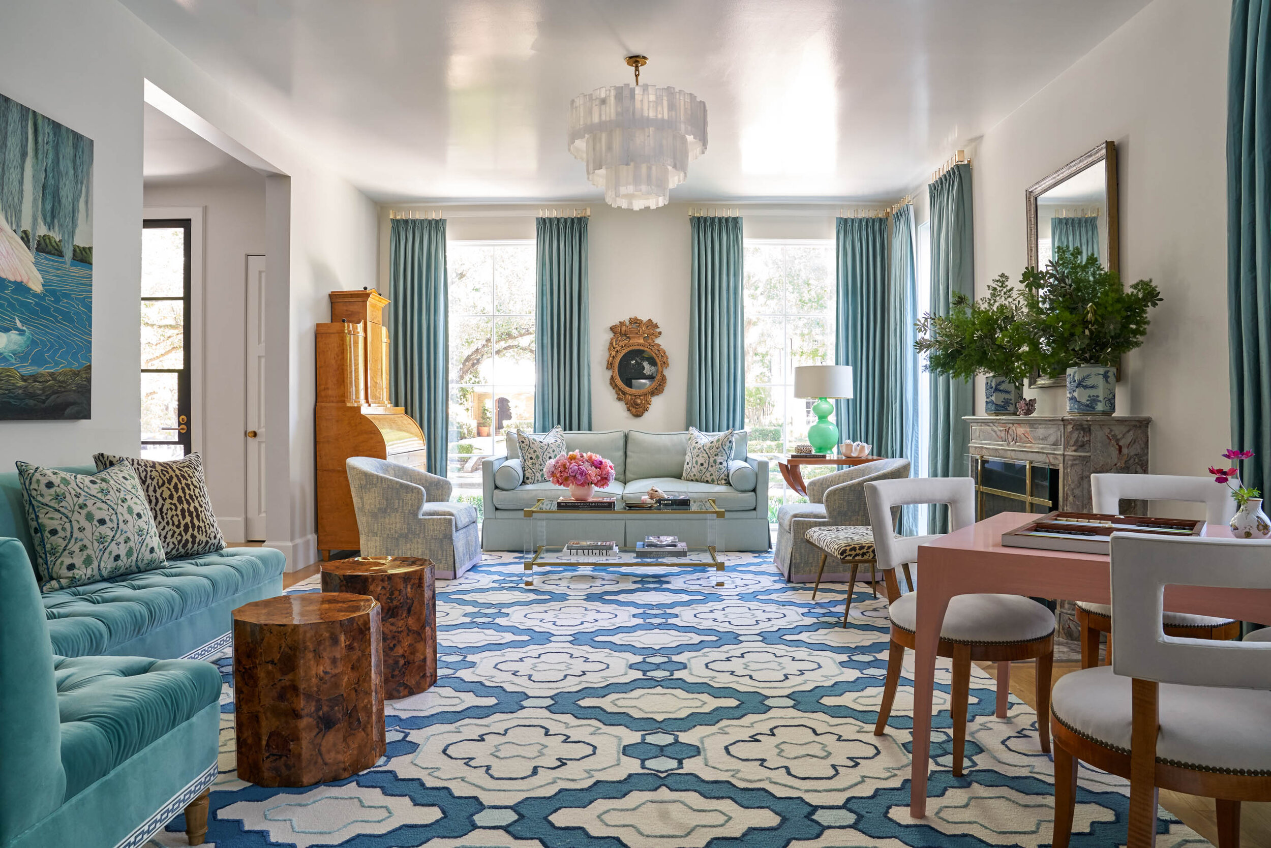 The talented Mary Beth Wagner Interiors,  creates beautiful spaces including these fresh and inviting living rooms, where she seamlessly marries the best of both contemporary and traditional design elements. Nathan Schroder Photography