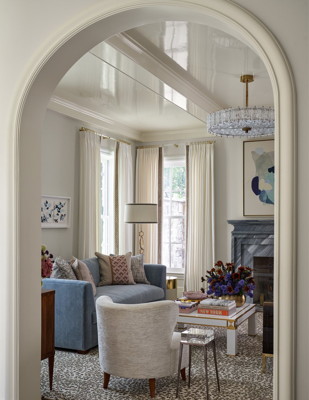 The talented Mary Beth Wagner Interiors,  creates beautiful spaces including these fresh and inviting living rooms, where she seamlessly marries the best of both contemporary and traditional design elements. Nathan Schroder Photography