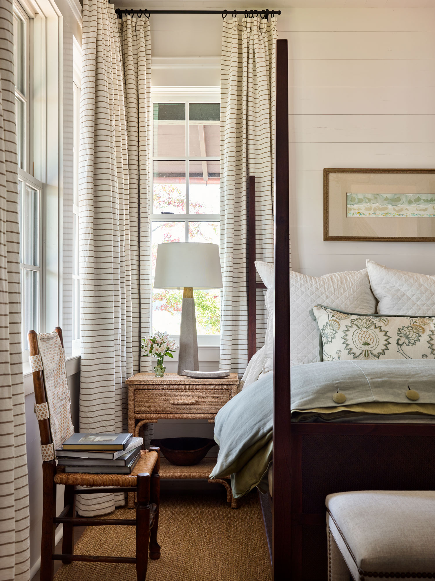 Few things are quite as fun as stepping through the front door of someone else’s home–especially if it’s as beautiful as this Lake Martin home designed by Chris Tippett of TSB and by one of our favorite architects, Ashley Gilbreath Interior Design. Emily Followill Photography