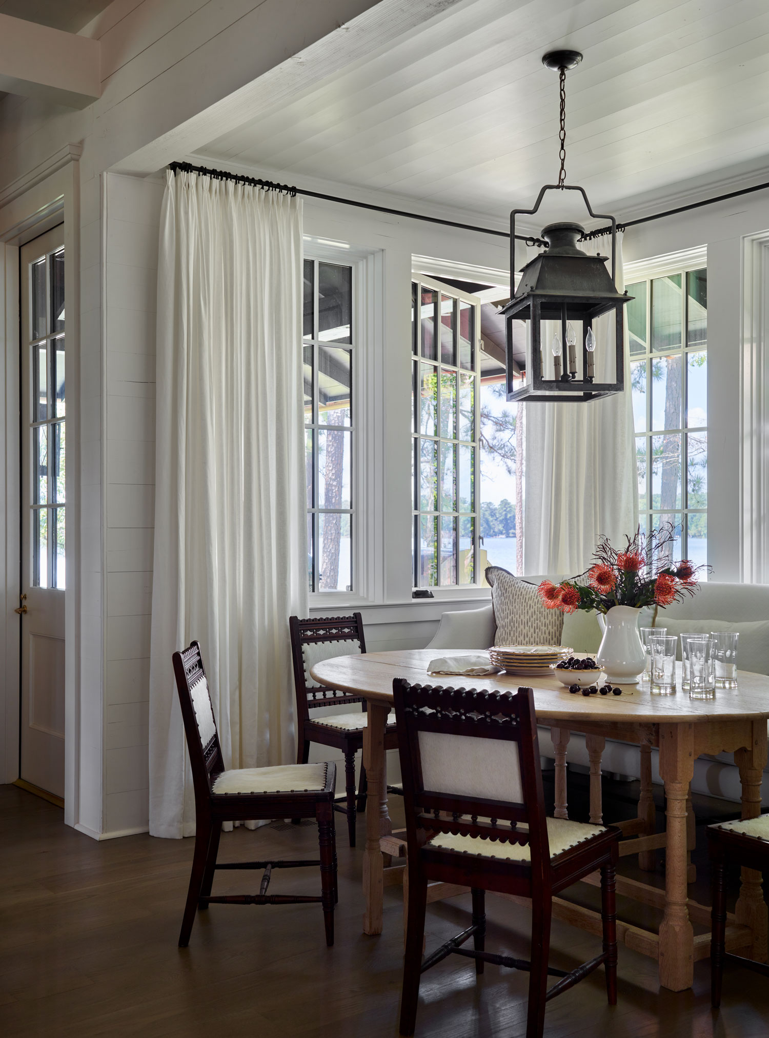 Few things are quite as fun as stepping through the front door of someone else’s home–especially if it’s as beautiful as this Lake Martin home designed by Chris Tippett of TSB and by one of our favorite architects, Ashley Gilbreath Interior Design. Emily Followill Photography