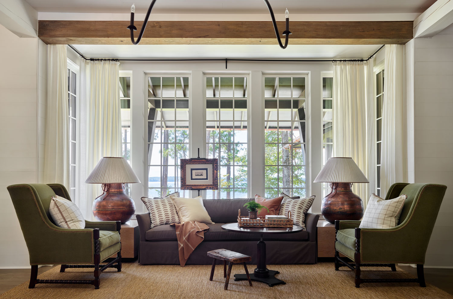 Few things are quite as fun as stepping through the front door of someone else’s home–especially if it’s as beautiful as this Lake Martin home designed by Chris Tippett of TSB and by one of our favorite architects, Ashley Gilbreath Interior Design. Emily Followill Photography