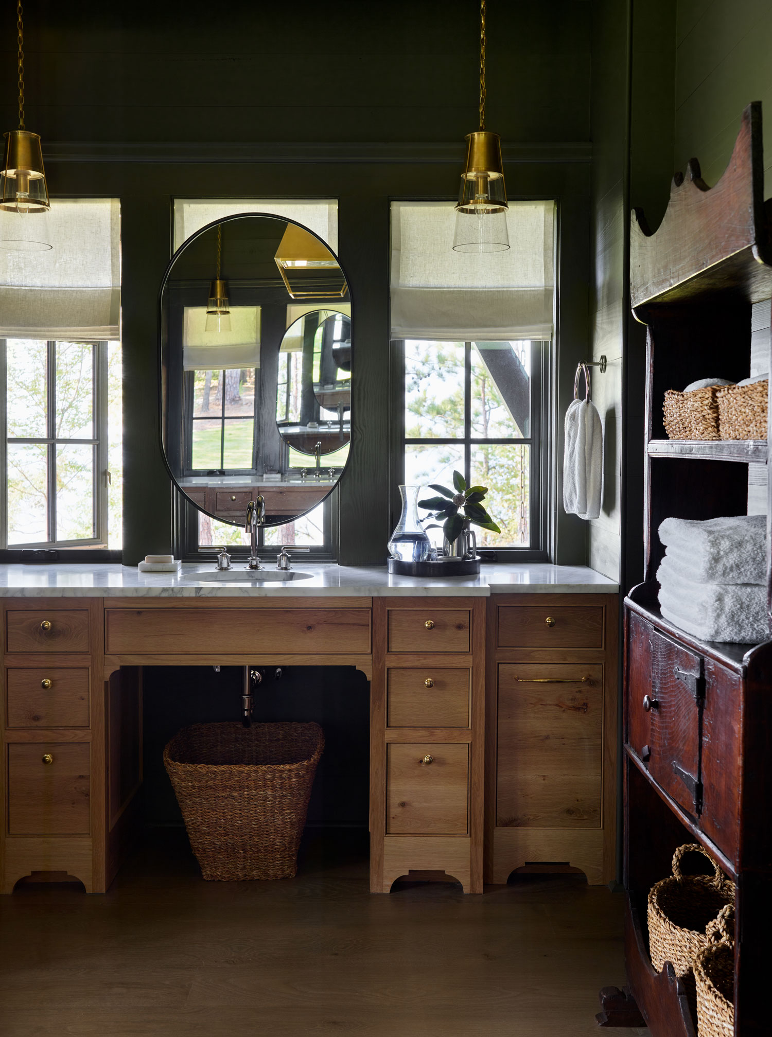Few things are quite as fun as stepping through the front door of someone else’s home–especially if it’s as beautiful as this Lake Martin home designed by Chris Tippett of TSB and by one of our favorite architects, Ashley Gilbreath Interior Design. Emily Followill Photography