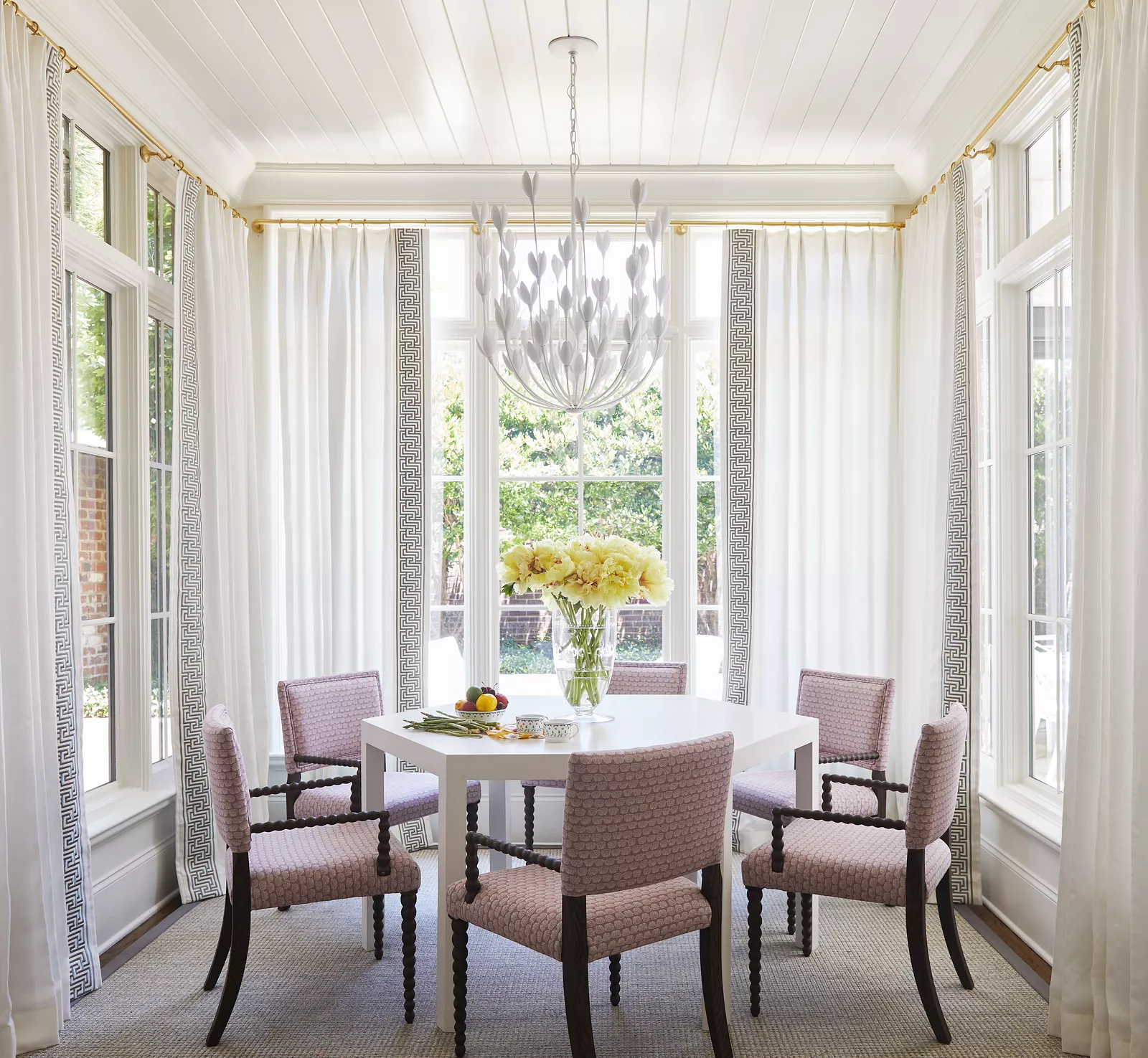 Beauty, sophistication and attention to detail are just a few of the things that come to mind when we think of Georgia Street Design 's good taste. It's those little things that we think make Meredith Beregovski work shine the very most. Brie Williams Photography 
