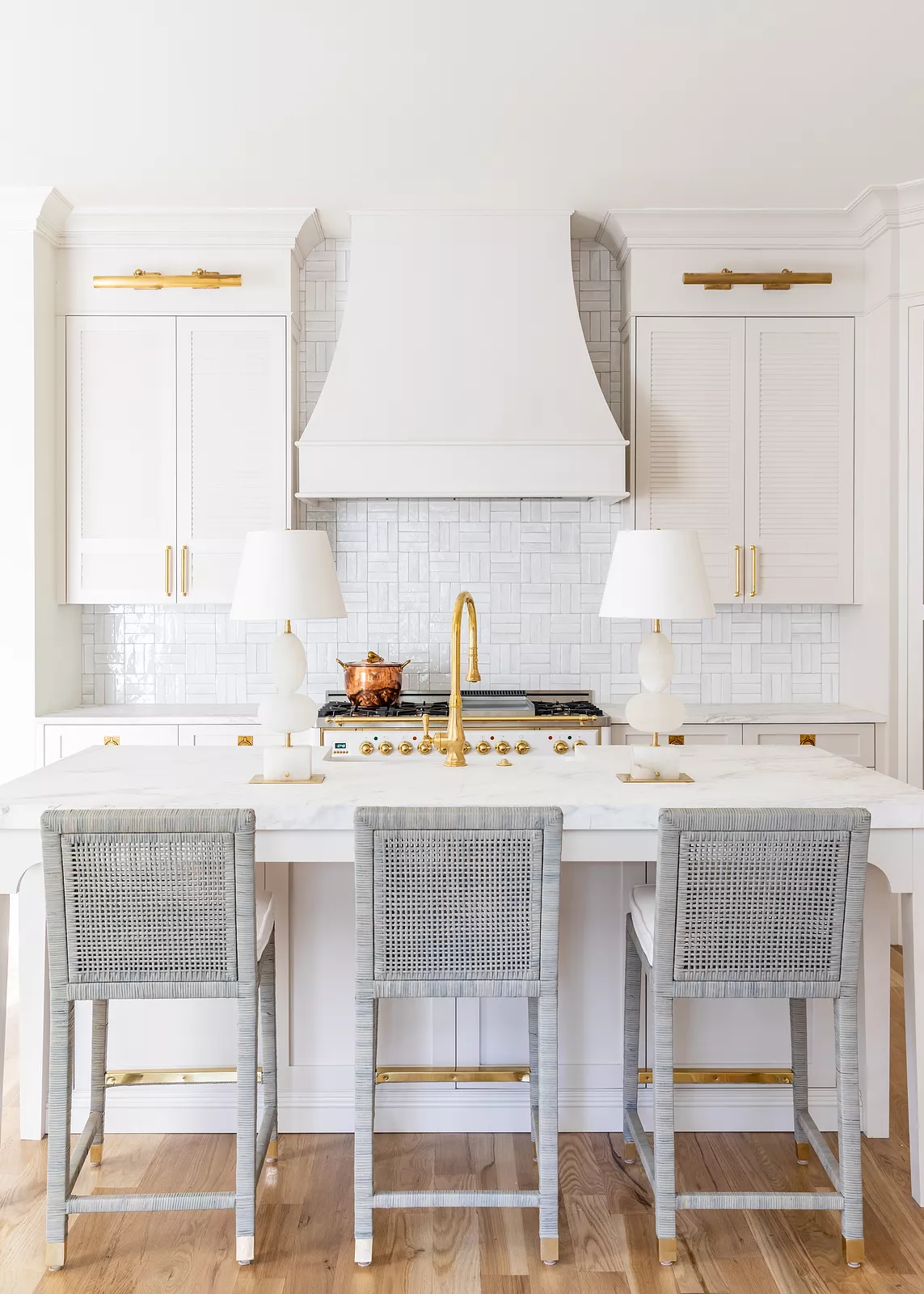Beauty, sophistication and attention to detail are just a few of the things that come to mind when we think of Georgia Street Design 's good taste. It's those little things that we think make Meredith Beregovski work shine the very most. Laura Sumrak Photography