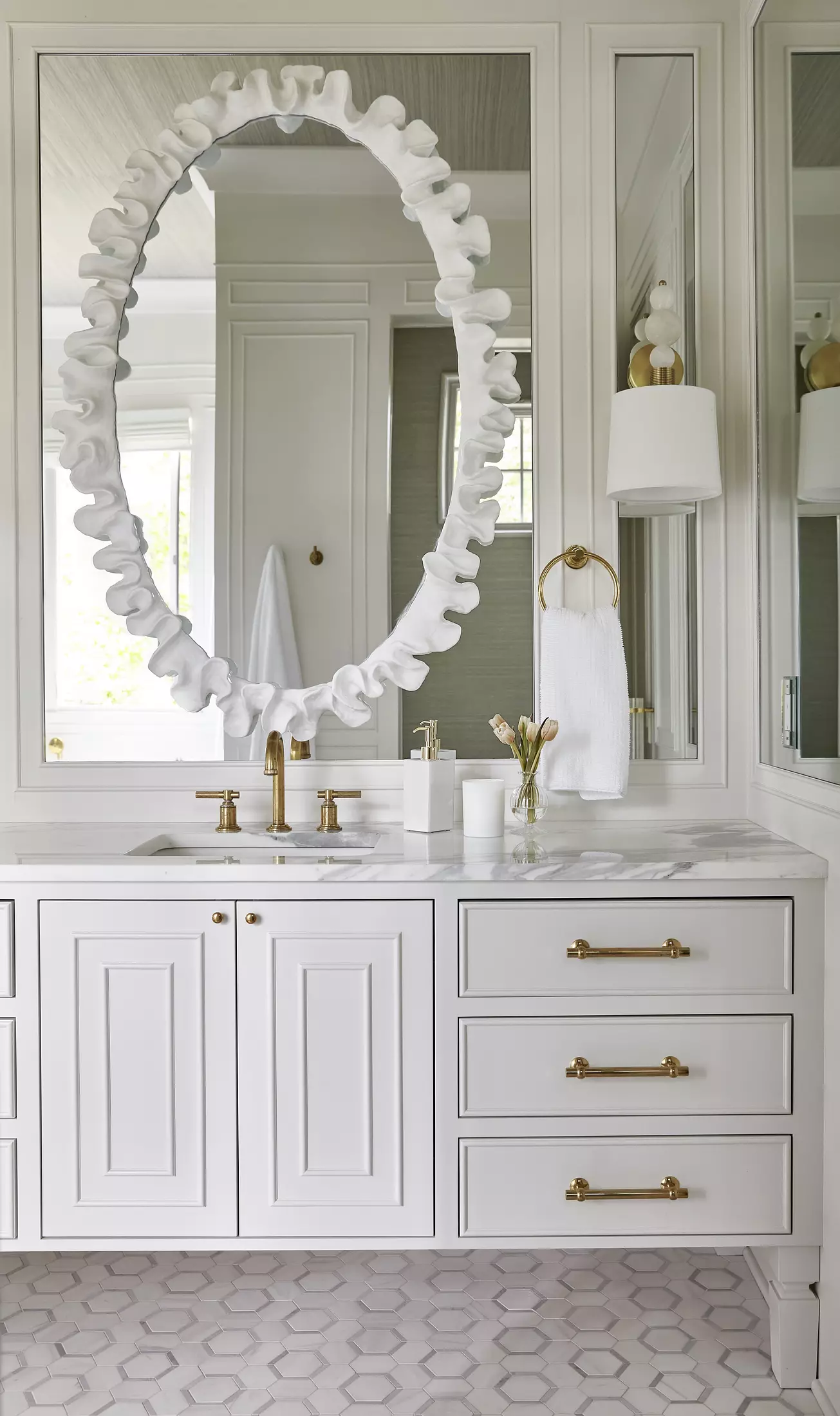 Beauty, sophistication and attention to detail are just a few of the things that come to mind when we think of Georgia Street Design 's good taste. It's those little things that we think make Meredith Beregovski work shine the very most. Brie Williams Photography Beauty, sophistication and attention to detail are just a few of the things that come to mind when we think of Georgia Street Design's good taste. Brie Williams Photography