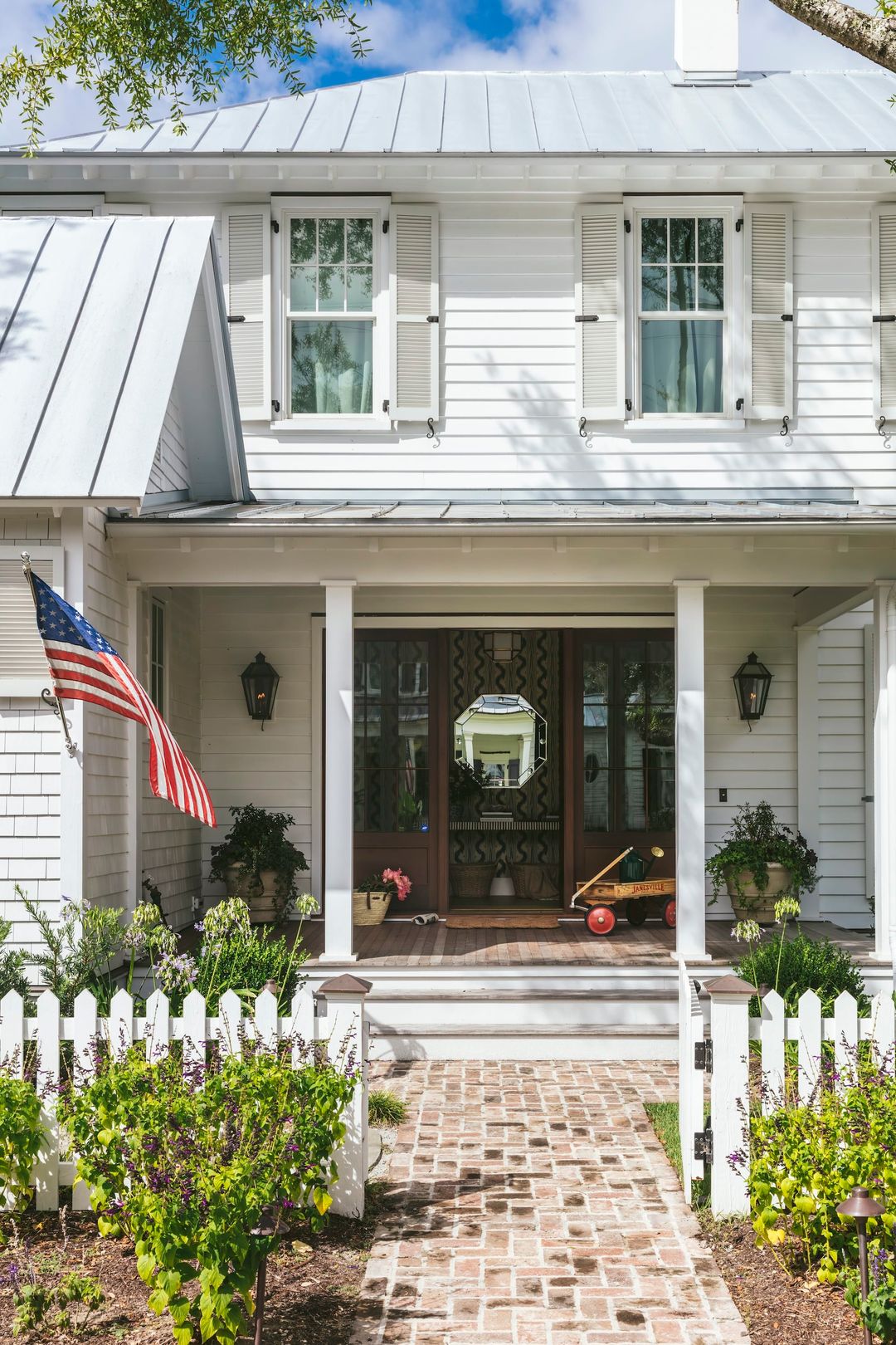 The moment you step inside, this charming Charleston home designed by  Caitlin Kah, it’s clear that it is more than just a house—it’s an experience. Every corner exudes warmth, from the sun-dappled windows that bathe the rooms in light to the artful blend of old-world charm and modern elegance that make this space truly one-of-a-kind. Nick Mele Photography Beau Clowney Architects