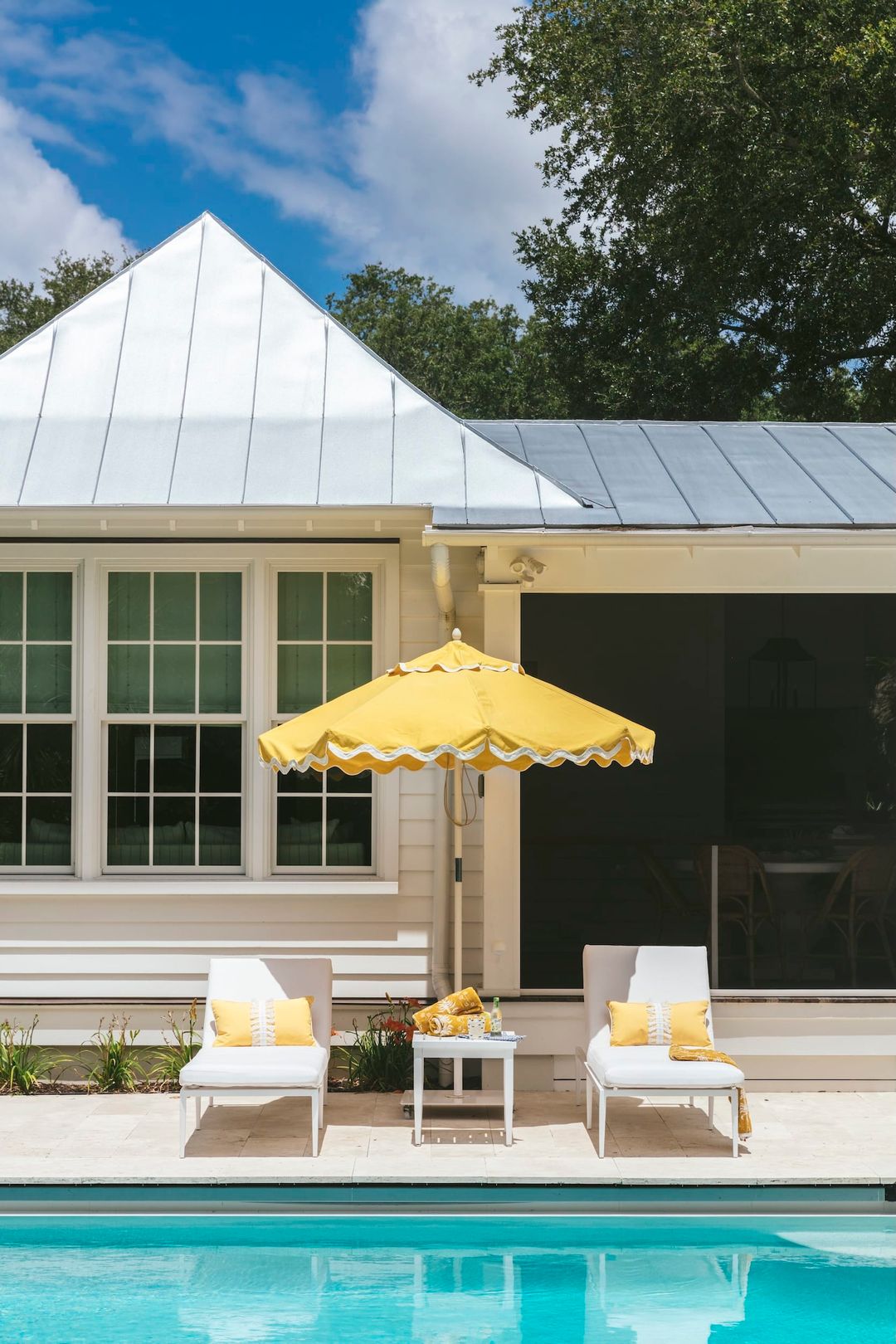 The moment you step inside, this charming Charleston home designed by  Caitlin Kah, it’s clear that it is more than just a house—it’s an experience. Every corner exudes warmth, from the sun-dappled windows that bathe the rooms in light to the artful blend of old-world charm and modern elegance that make this space truly one-of-a-kind. Nick Mele Photography Beau Clowney Architects