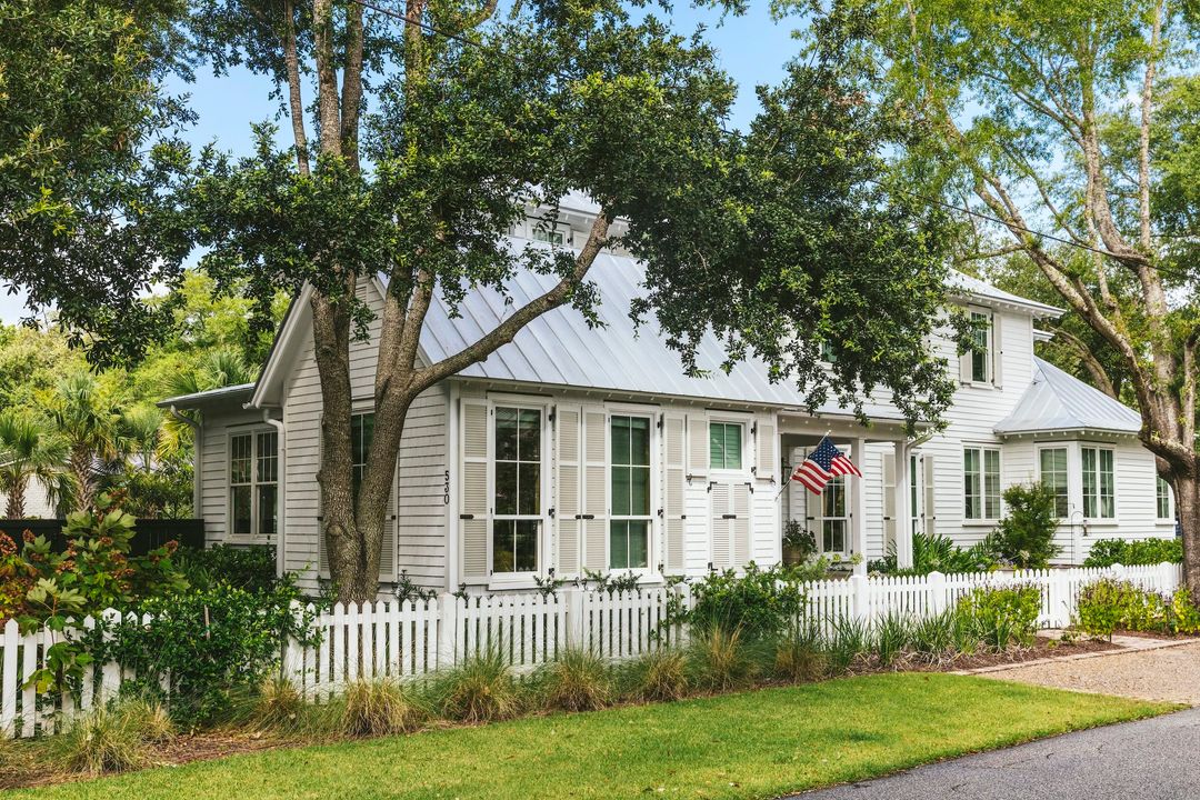 The moment you step inside, this charming Charleston home designed by  Caitlin Kah, it’s clear that it is more than just a house—it’s an experience. Every corner exudes warmth, from the sun-dappled windows that bathe the rooms in light to the artful blend of old-world charm and modern elegance that make this space truly one-of-a-kind. Nick Mele Photography Beau Clowney Architects