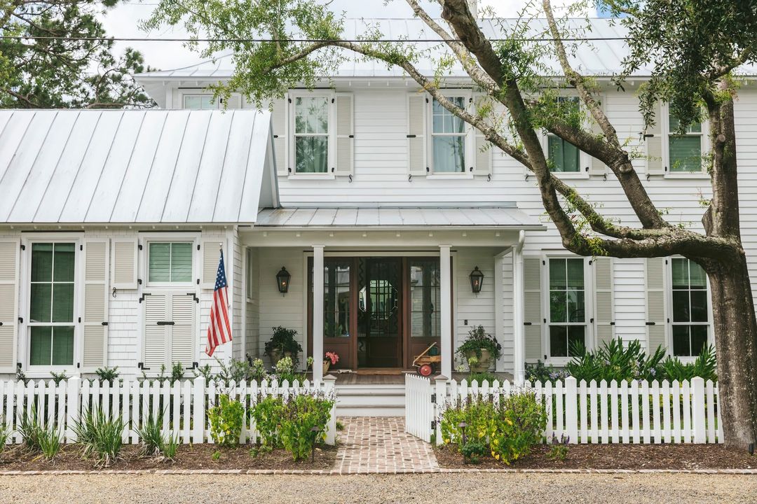 The moment you step inside, this charming Charleston home designed by  Caitlin Kah, it’s clear that it is more than just a house—it’s an experience. Every corner exudes warmth, from the sun-dappled windows that bathe the rooms in light to the artful blend of old-world charm and modern elegance that make this space truly one-of-a-kind. Nick Mele Photography Beau Clowney Architects