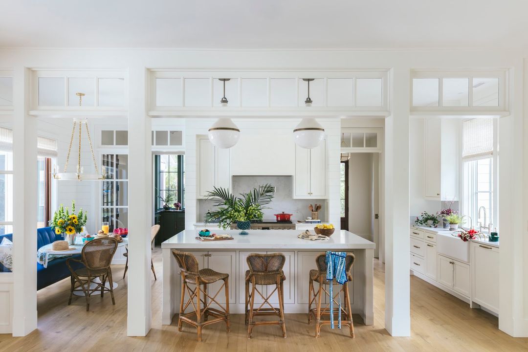 The moment you step inside, this charming Charleston home designed by  Caitlin Kah, it’s clear that it is more than just a house—it’s an experience. Every corner exudes warmth, from the sun-dappled windows that bathe the rooms in light to the artful blend of old-world charm and modern elegance that make this space truly one-of-a-kind. Nick Mele Photography Beau Clowney Architects