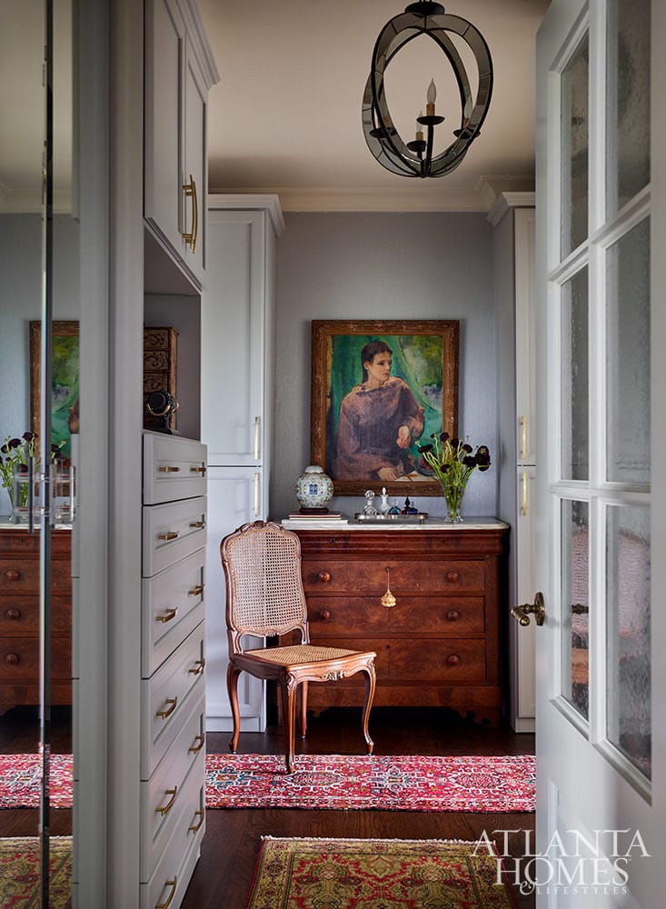 Today, we’re beyond excited to share some of our all-time favorites—and a few features we think every great living room should have. Has anyone ever crafted a living room as perfectly styled and cozy as those in Nancy Meyers films?!Source:  Atlanta Homes & Lifestyles Design: Steve McKenzie Photography: Emily Followill Stylist: Eleanor Roper