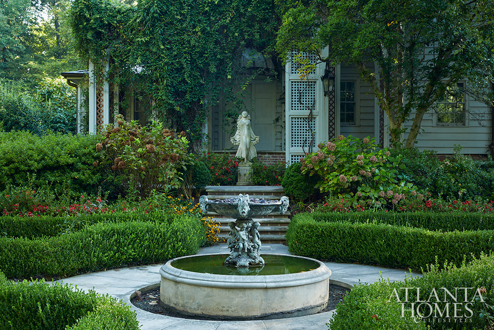 Are you in the mood to tour a fabulous home today? We know we are! This gorgeous home designed by Yong Pak of Pak Heydt Architects with interiors by Carole Weaks Interiors is the perfect combination of chic and traditional and hits all the high notes when it comes to style.