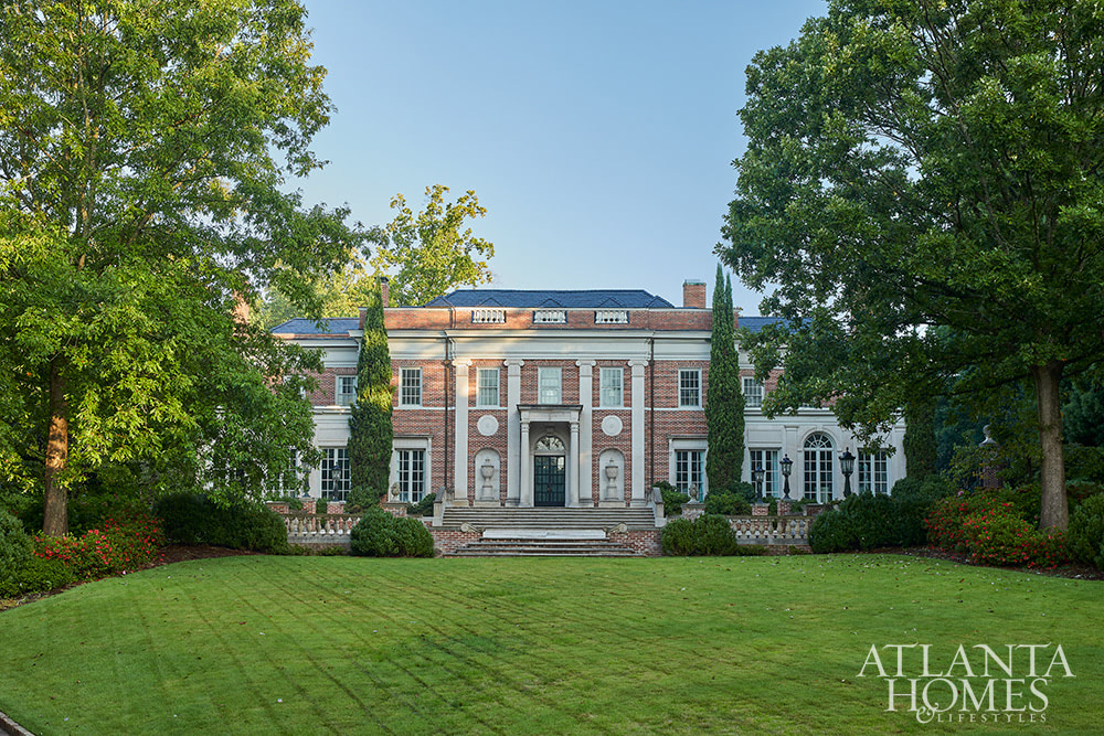Are you in the mood to tour a fabulous home today? We know we are! This gorgeous home designed by Yong Pak of Pak Heydt Architects with interiors by Carole Weaks Interiors is the perfect combination of chic and traditional and hits all the high notes when it comes to style.