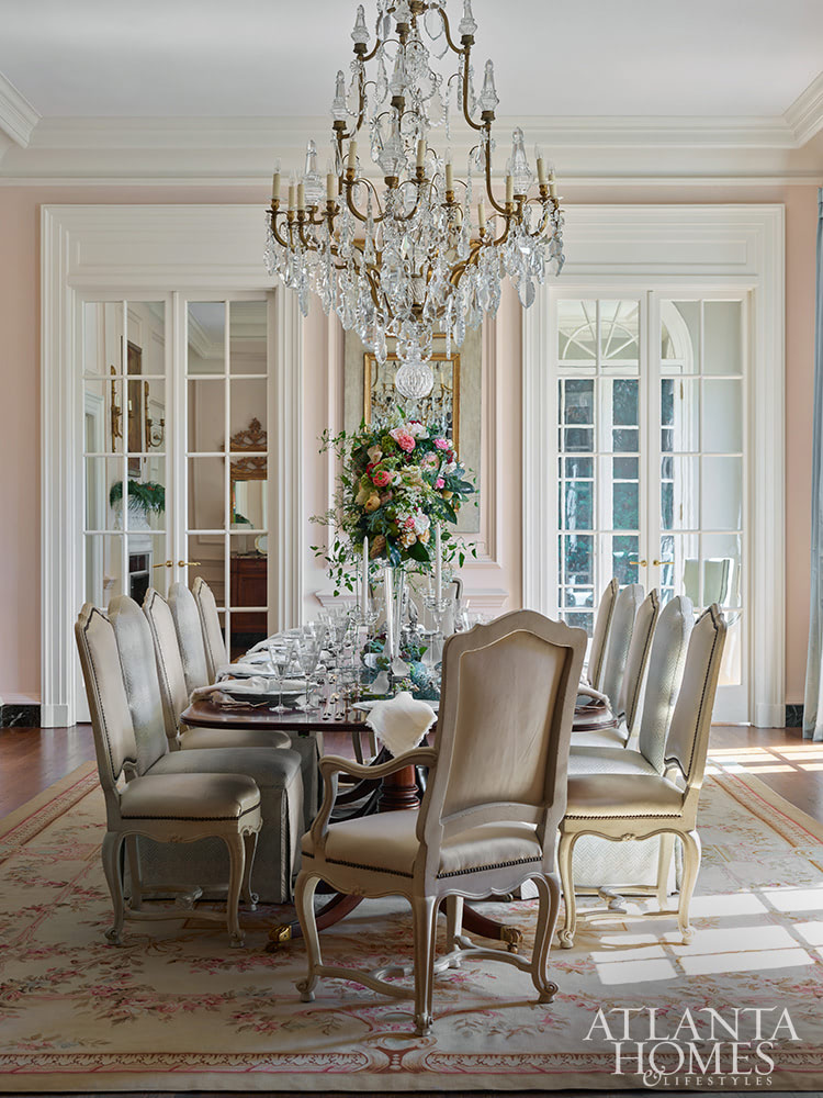 Are you in the mood to tour a fabulous home today? We know we are! This gorgeous home designed by Yong Pak of Pak Heydt Architects with interiors by Carole Weaks Interiors is the perfect combination of chic and traditional and hits all the high notes when it comes to style.