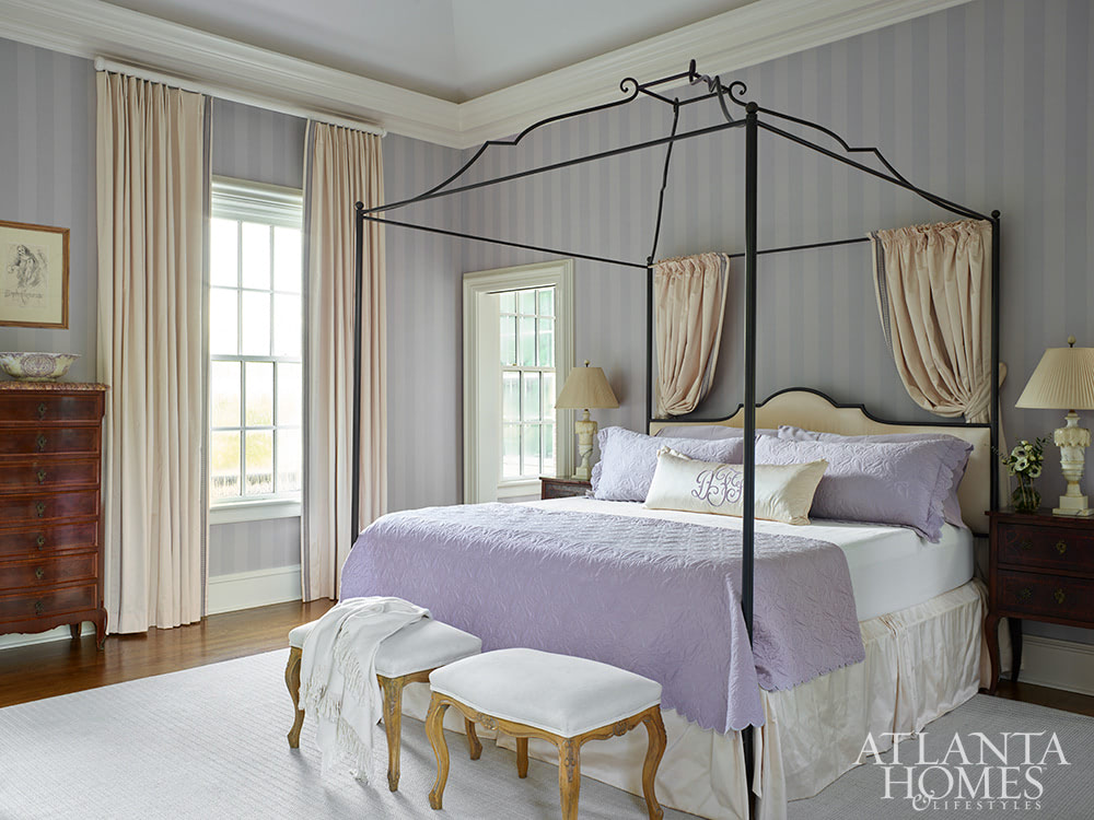 Are you in the mood to tour a fabulous home today? We know we are! This gorgeous home designed by Yong Pak of Pak Heydt Architects with interiors by Carole Weaks Interiors is the perfect combination of chic and traditional and hits all the high notes when it comes to style.