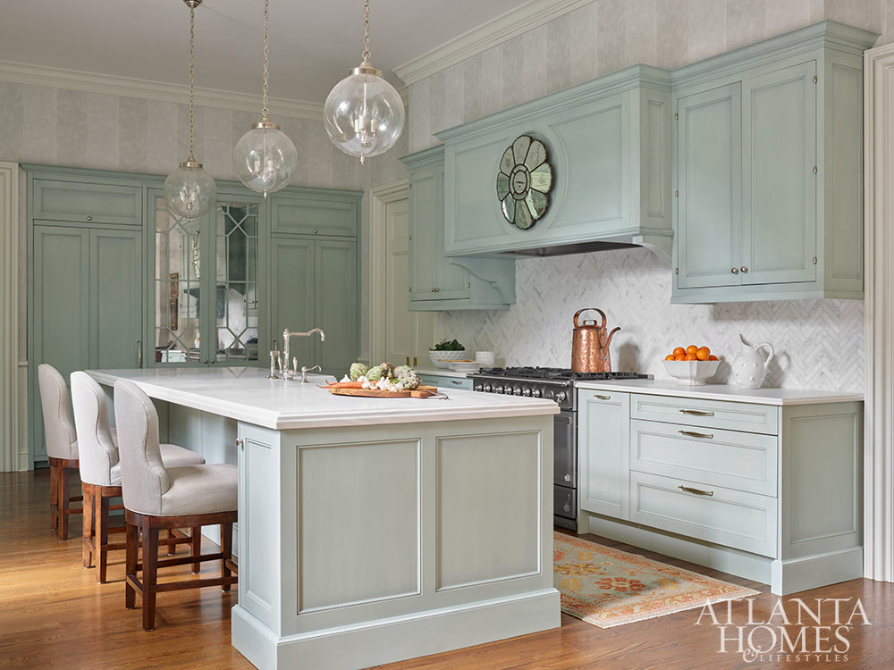 Are you in the mood to tour a fabulous home today? We know we are! This gorgeous home designed by Yong Pak of Pak Heydt Architects with interiors by Carole Weaks Interiors is the perfect combination of chic and traditional and hits all the high notes when it comes to style.