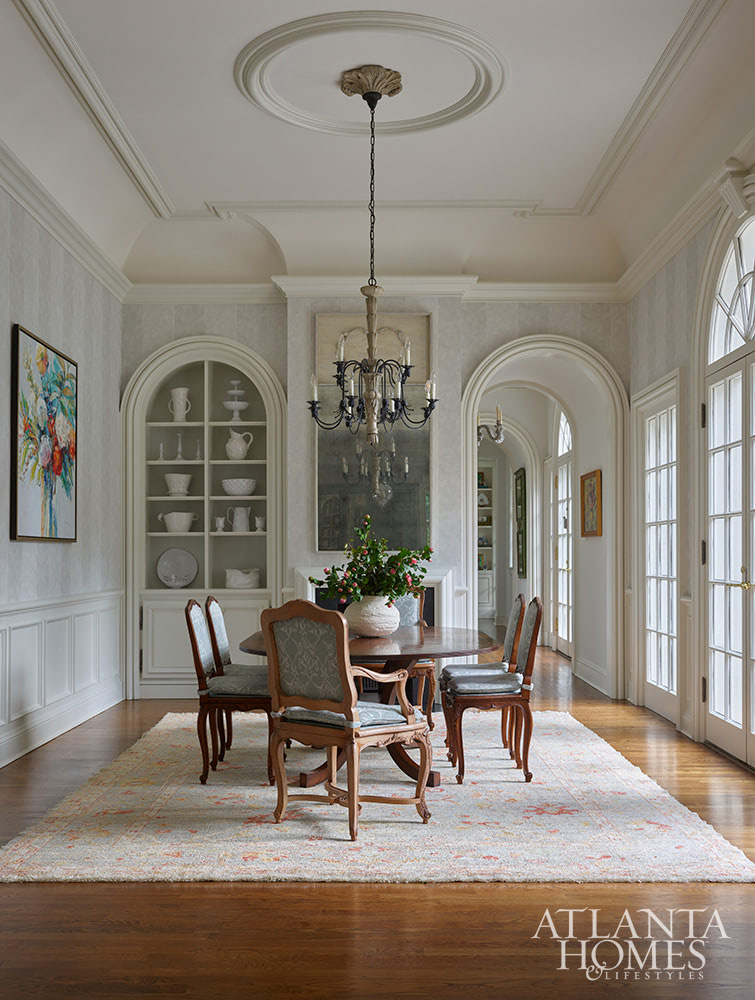 Are you in the mood to tour a fabulous home today? We know we are! This gorgeous home designed by Yong Pak of Pak Heydt Architects with interiors by Carole Weaks Interiors is the perfect combination of chic and traditional and hits all the high notes when it comes to style.