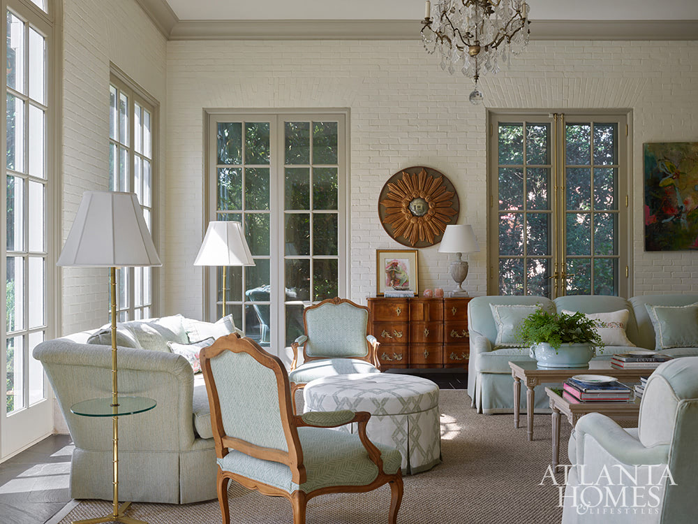 Are you in the mood to tour a fabulous home today? We know we are! This gorgeous home designed by Yong Pak of Pak Heydt Architects with interiors by Carole Weaks Interiors is the perfect combination of chic and traditional and hits all the high notes when it comes to style.
