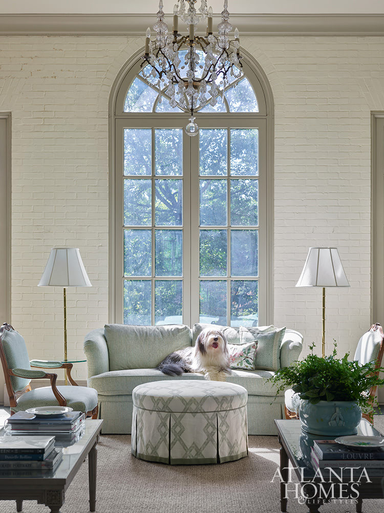Are you in the mood to tour a fabulous home today? We know we are! This gorgeous home designed by Yong Pak of Pak Heydt Architects with interiors by Carole Weaks Interiors is the perfect combination of chic and traditional and hits all the high notes when it comes to style.