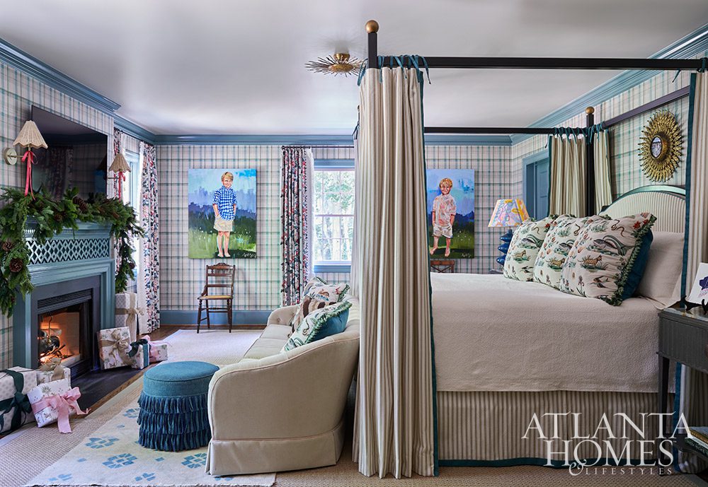 Now that we have finished getting the Christmas decorations out, it is finally feeling like the most wonderful time of the year! Decorating for Christmas is one of our favorite things to do. If you need a little help getting started--or simply can't get enough holiday decor--take a peek at designer Whitney Durham's gorgeous from Atlanta Homes & Lifestyles. We know you'll be inspired too! INTERIOR DESIGN: Whitney Durham Interiors | PREVIOUS RENOVATION ARCHITECT Norman Askins | Photographed by Kelly Blackmon for Emily Followill Photography