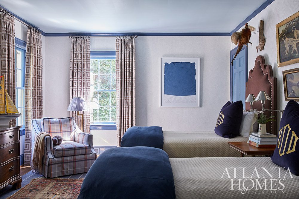 Now that we have finished getting the Christmas decorations out, it is finally feeling like the most wonderful time of the year! Decorating for Christmas is one of our favorite things to do. If you need a little help getting started--or simply can't get enough holiday decor--take a peek at designer Whitney Durham's gorgeous from Atlanta Homes & Lifestyles. We know you'll be inspired too! INTERIOR DESIGN: Whitney Durham Interiors | PREVIOUS RENOVATION ARCHITECT Norman Askins | Photographed by Kelly Blackmon for Emily Followill Photography