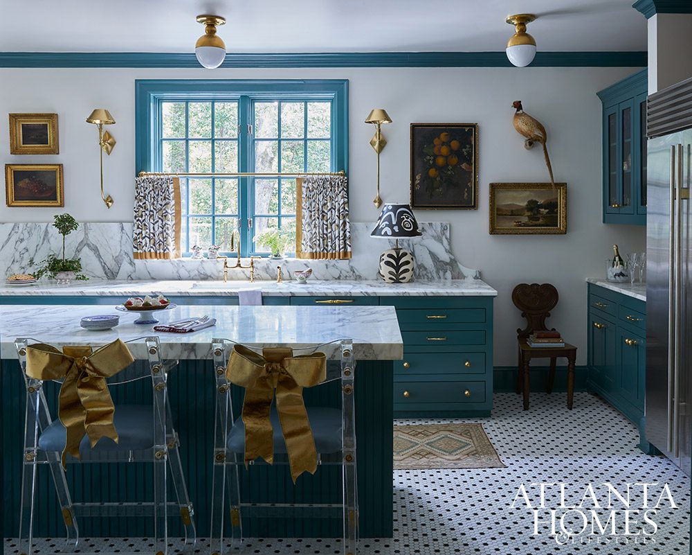 Now that we have finished getting the Christmas decorations out, it is finally feeling like the most wonderful time of the year! Decorating for Christmas is one of our favorite things to do. If you need a little help getting started--or simply can't get enough holiday decor--take a peek at designer Whitney Durham's gorgeous from Atlanta Homes & Lifestyles. We know you'll be inspired too! INTERIOR DESIGN: Whitney Durham Interiors | PREVIOUS RENOVATION ARCHITECT Norman Askins | Photographed by Kelly Blackmon for Emily Followill Photography