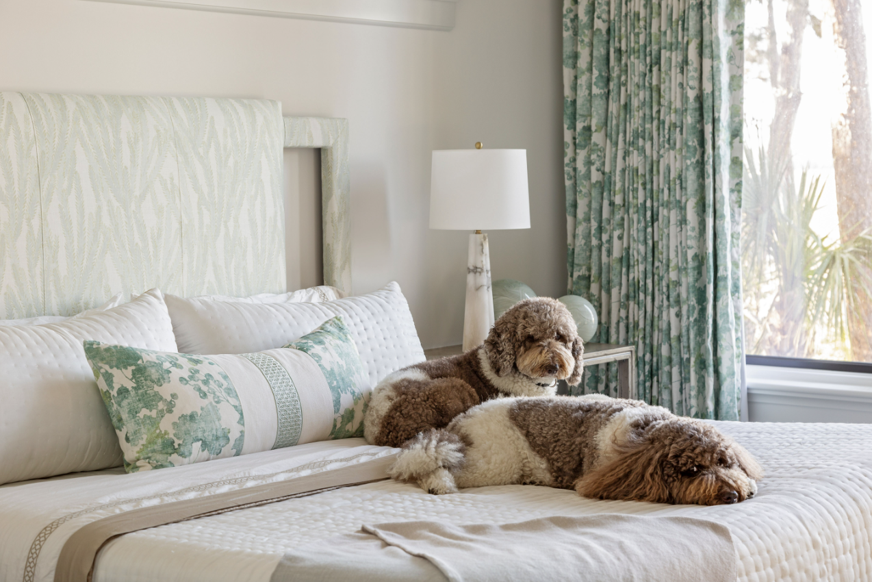 Are you in the mood to tour a fabulous home today? We know we are!  This stunning waterside home designed by MDI Luxury Design is the perfect combination of modern and traditional and hits all the high notes when it comes to style. So take a look around. You're welcome to stay as long as you like! - Julia Lynn Photography Architect: Camens Architectural Group Builder: Bennett-McLuen Homes