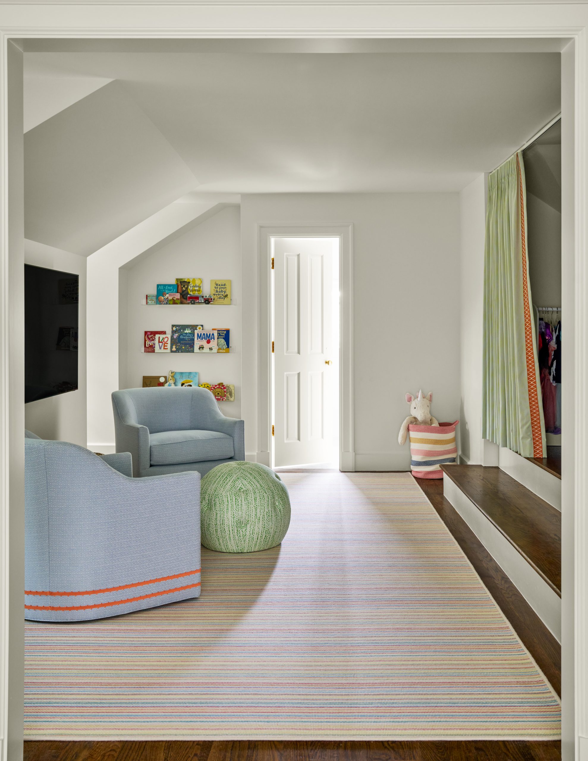 Life–and houses–are all about the interior details. And no one embraces that philosophy better than the designers of Collins Interiors. From the largest room to the tiniest nook, nothing is overlooked in their timeless design.  Their work combines classic sensibilities with stunning architecture for spaces with purpose, with style and, most important of all, with that certain undefinable something that makes a house feel like a home. So brew an extra cup of coffee and take a peek at this cozy, luxurious home that is so unforgettably chic you’ll undoubtably find yourself daydreaming about a few little changes for you own home. Enjoy! Nathan Schroder Photography