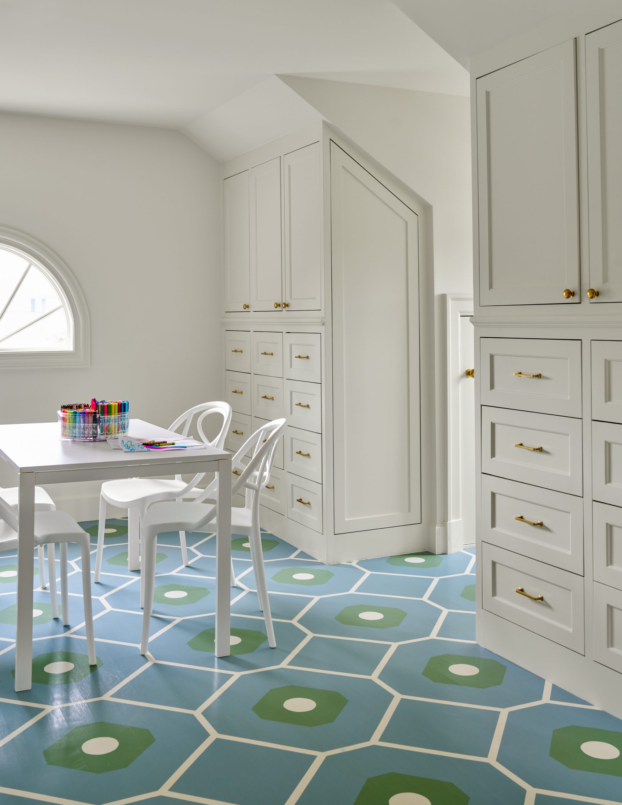 Life–and houses–are all about the interior details. And no one embraces that philosophy better than the designers of Collins Interiors. From the largest room to the tiniest nook, nothing is overlooked in their timeless design.  Their work combines classic sensibilities with stunning architecture for spaces with purpose, with style and, most important of all, with that certain undefinable something that makes a house feel like a home. So brew an extra cup of coffee and take a peek at this cozy, luxurious home that is so unforgettably chic you’ll undoubtably find yourself daydreaming about a few little changes for you own home. Enjoy! Nathan Schroder Photography