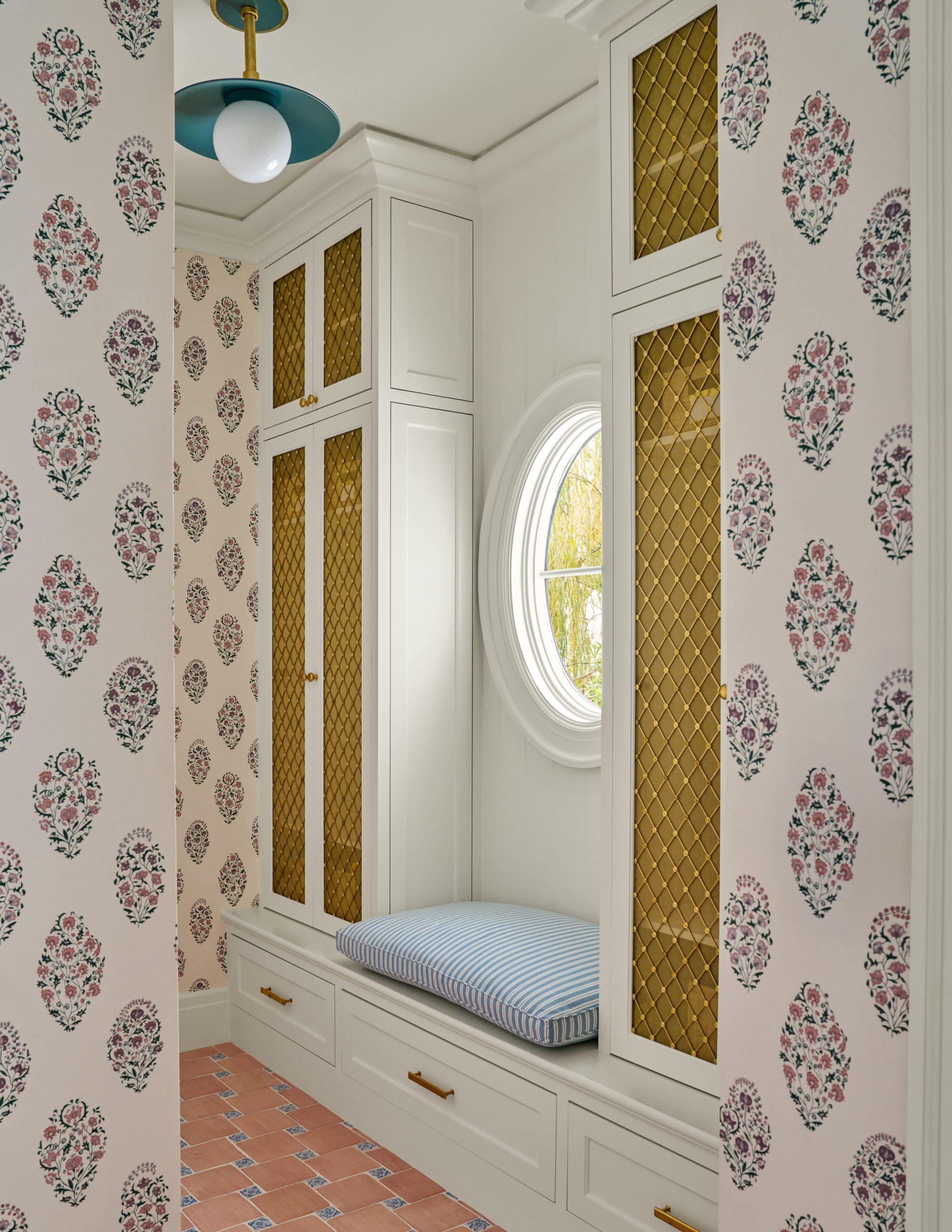 Life–and houses–are all about the details. And no one embraces that philosophy better than the designers of Collins Interiors. From the largest room to the tiniest nook, nothing is overlooked in their timeless design.  Their work combines classic sensibilities with stunning architecture for spaces with purpose, with style and, most important of all, with that certain undefinable something that makes a house feel like a home. So brew an extra cup of coffee and take a peek at this cozy, luxurious home that is so unforgettably chic you’ll undoubtably find yourself daydreaming about a few little changes for you own home. Enjoy! Nathan Schroder Photography