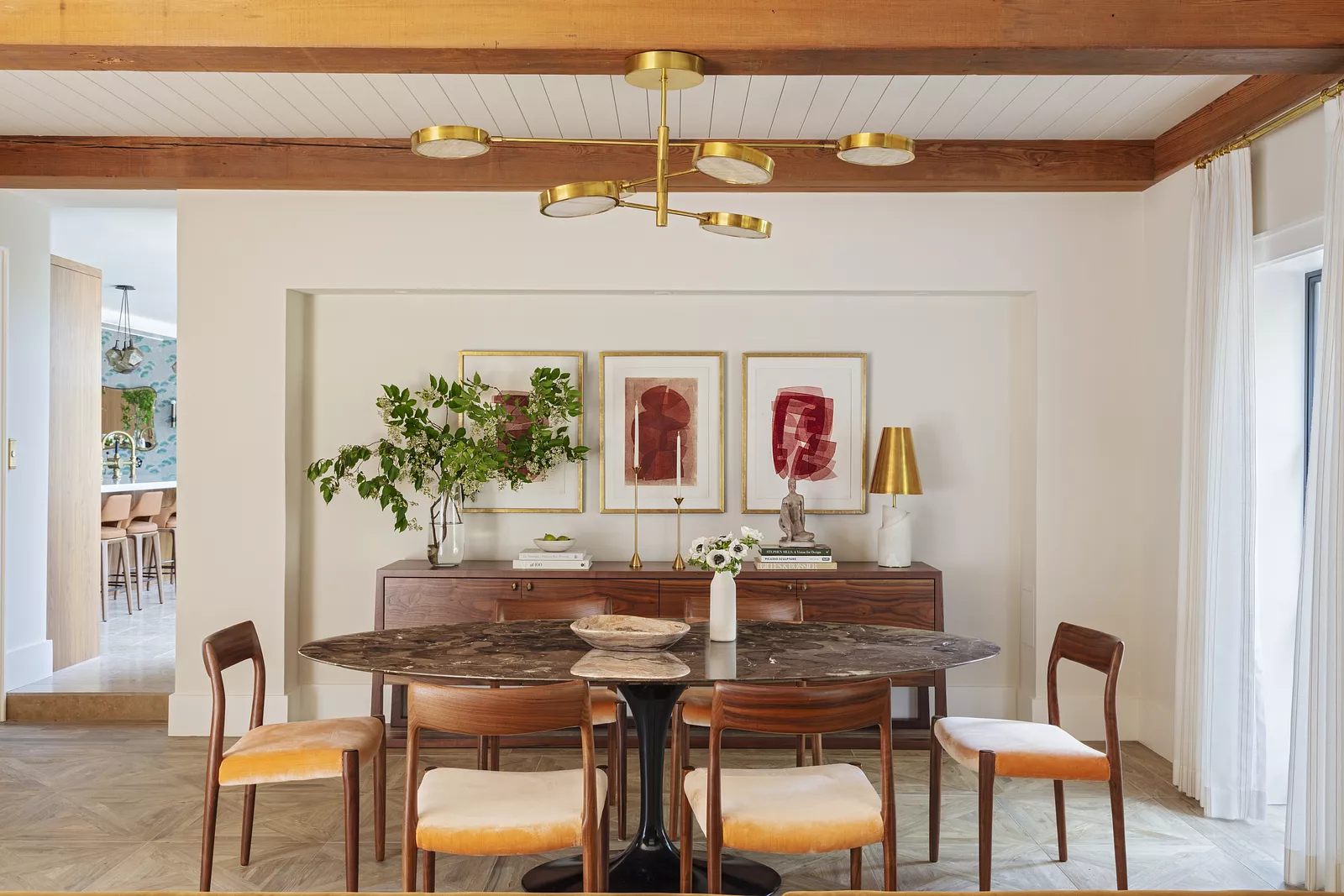 Some designer's work speaks for itself.  Allison Elebash is one of those designers. We don't use the term swooning often, but we are positively swooning over her work. It is luxuriously layered, perfectly patterned... Well, don't take our word for it. Elebash's design inspiration will leave you breathless.Photographer: Julia Lynn Photography | Stylist: @katemalpeli | Builder: Structure Building Company  | Architect: Beau Clowney