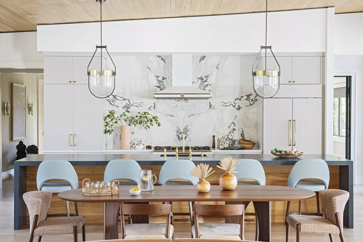Some designer's work speaks for itself.  Allison Elebash is one of those designers. We don't use the term swooning often, but we are positively swooning over her work. It is luxuriously layered, perfectly patterned... Well, don't take our word for it. Elebash's design inspiration will leave you breathless.Photographer: Julia Lynn | Stylist: @katemalpeli​​​​​​​​ | Architect: Rush Dixon | ​​​​​​​​ Builder: @clinehomessc ​​​​​​​​