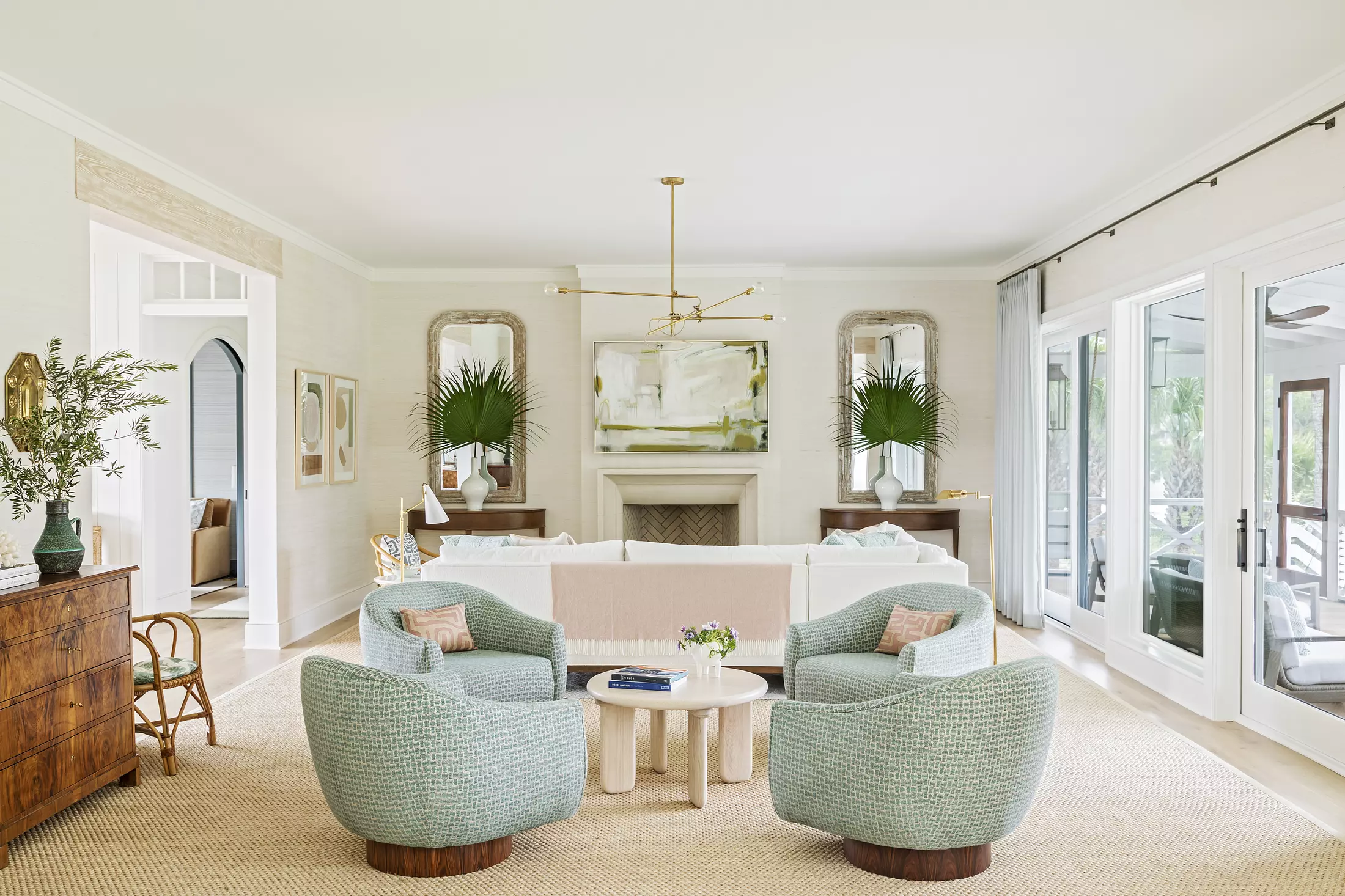 Some designer's work speaks for itself.  Allison Elebash is one of those designers. We don't use the term swooning often, but we are positively swooning over her work. It is luxuriously layered, perfectly patterned... Well, don't take our word for it. Elebash's design inspiration will leave you breathless.Photographer: Julia Lynn Photography | Stylist: @katemalpeli | Builder: Structure Building Company  | Architect: Beau Clowney