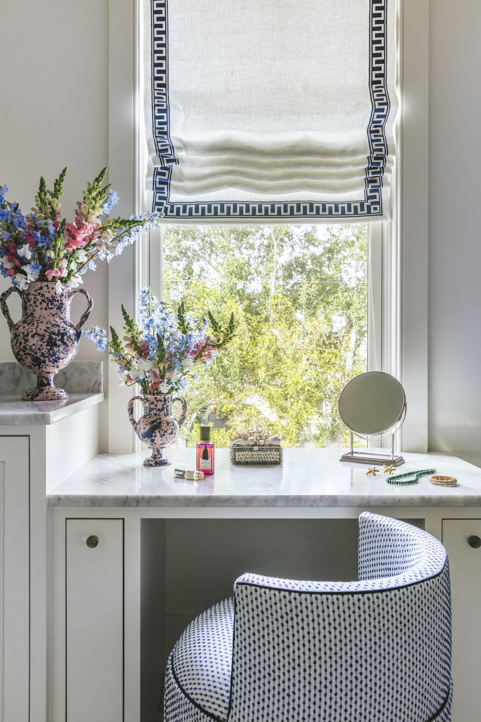  If you could use a break from the hustle and bustle of daily life, come rest with us in this relaxing and charming Charleston home designed by the talented Caitlin Kah!  Step inside this family-friendly oasis and then look around again. From the stunning color palette to the well-placed accessories, every element is perfection.  You won’t want to miss a single character-filled detail! Brantley Photography
