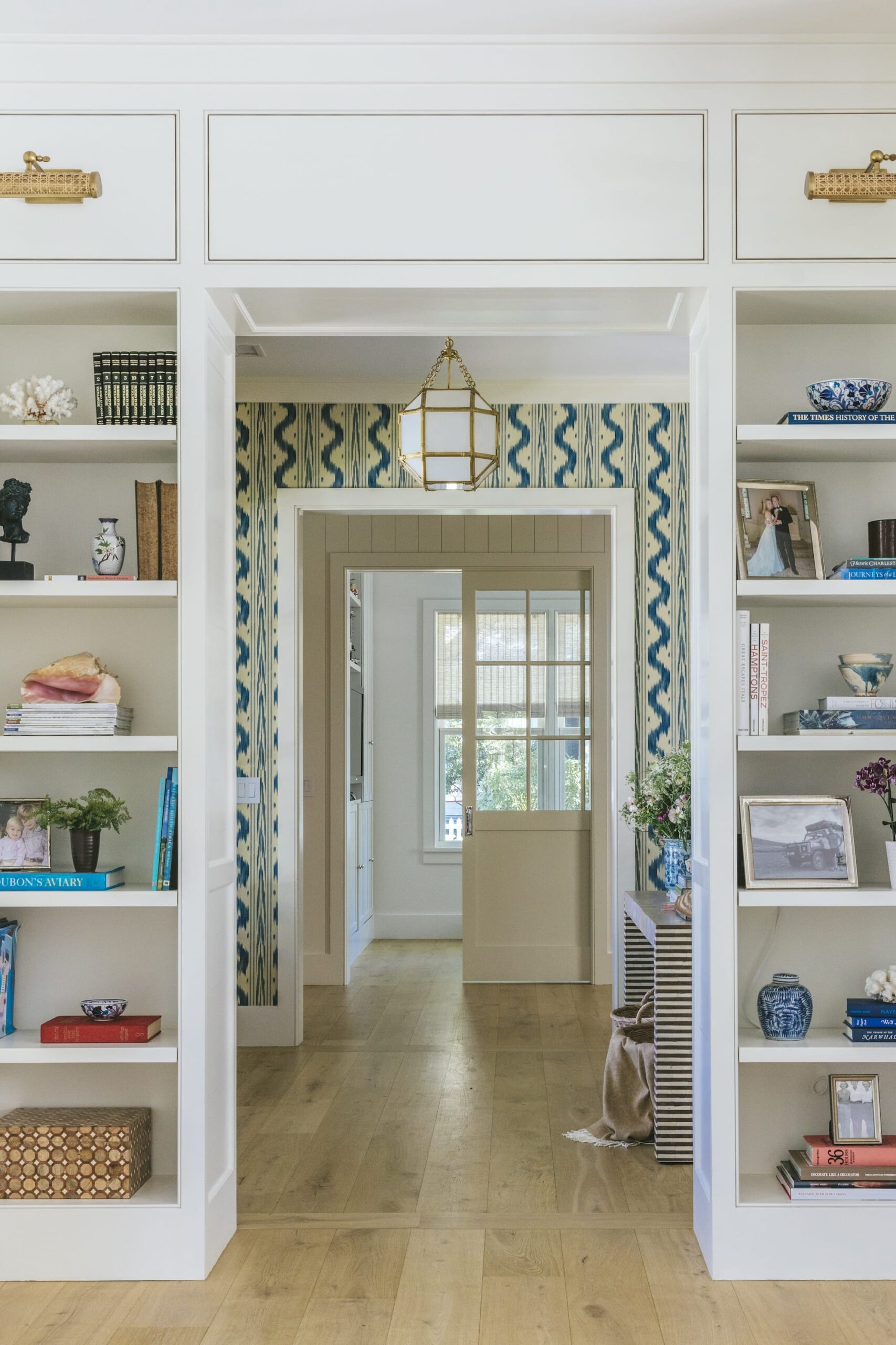  If you could use a break from the hustle and bustle of daily life, come rest with us in this relaxing and charming Charleston home designed by the talented Caitlin Kah!  Step inside this family-friendly oasis and then look around again. From the stunning color palette to the well-placed accessories, every element is perfection.  You won’t want to miss a single character-filled detail! Brantley Photography