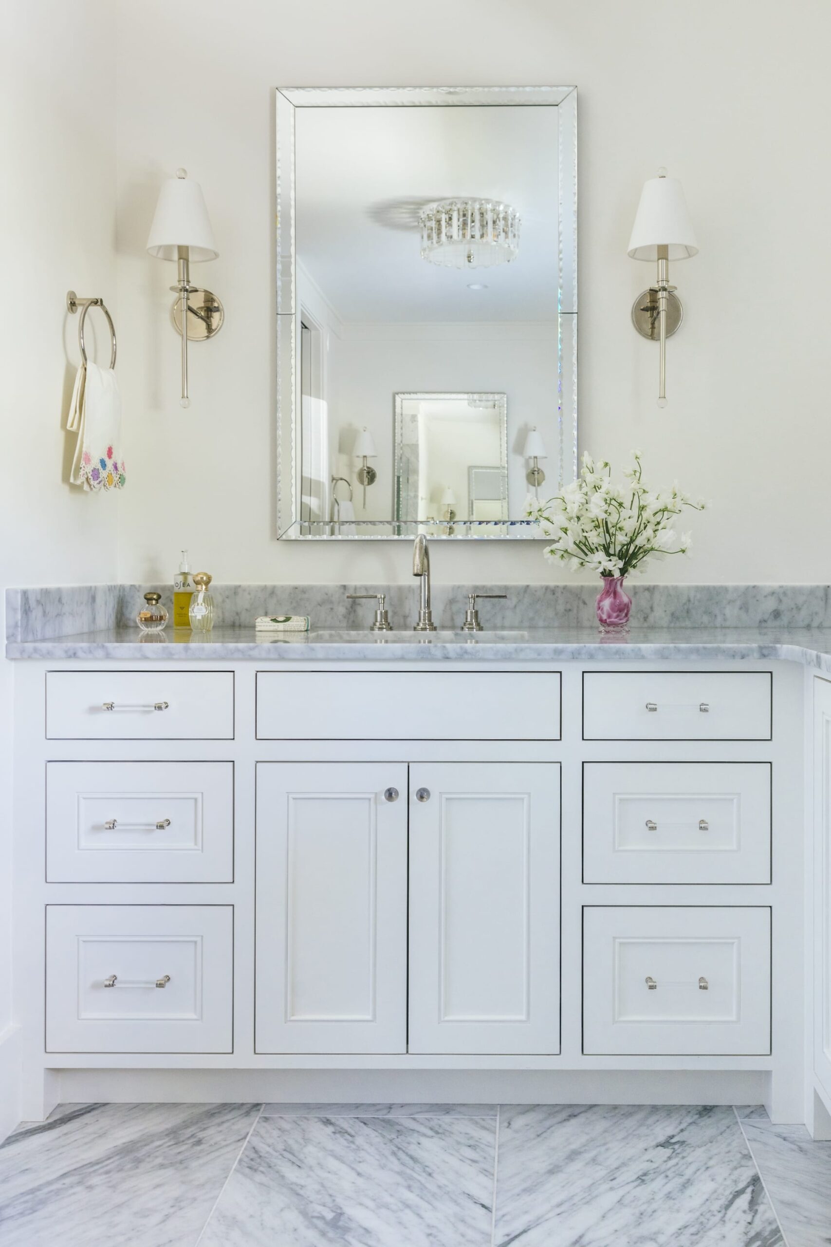  If you could use a break from the hustle and bustle of daily life, come rest with us in this relaxing and charming Charleston home designed by the talented Caitlin Kah!  Step inside this family-friendly oasis and then look around again. From the stunning color palette to the well-placed accessories, every element is perfection.  You won’t want to miss a single character-filled detail! Brantley Photography
