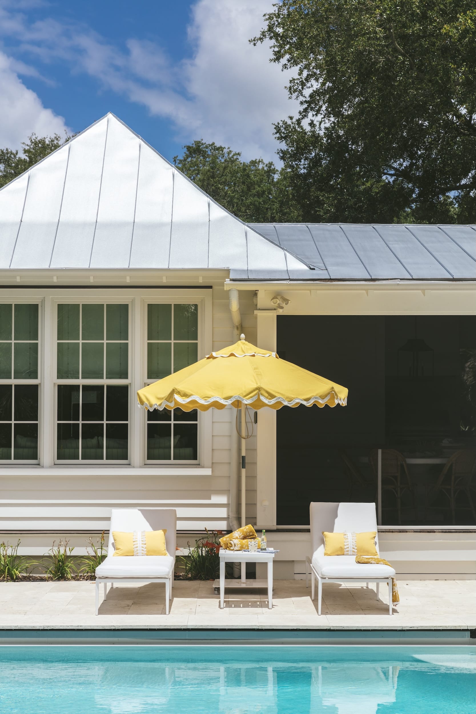  If you could use a break from the hustle and bustle of daily life, come rest with us in this relaxing and charming Charleston home designed by the talented Caitlin Kah!  Step inside this family-friendly oasis and then look around again. From the stunning color palette to the well-placed accessories, every element is perfection.  You won’t want to miss a single character-filled detail! Brantley Photography