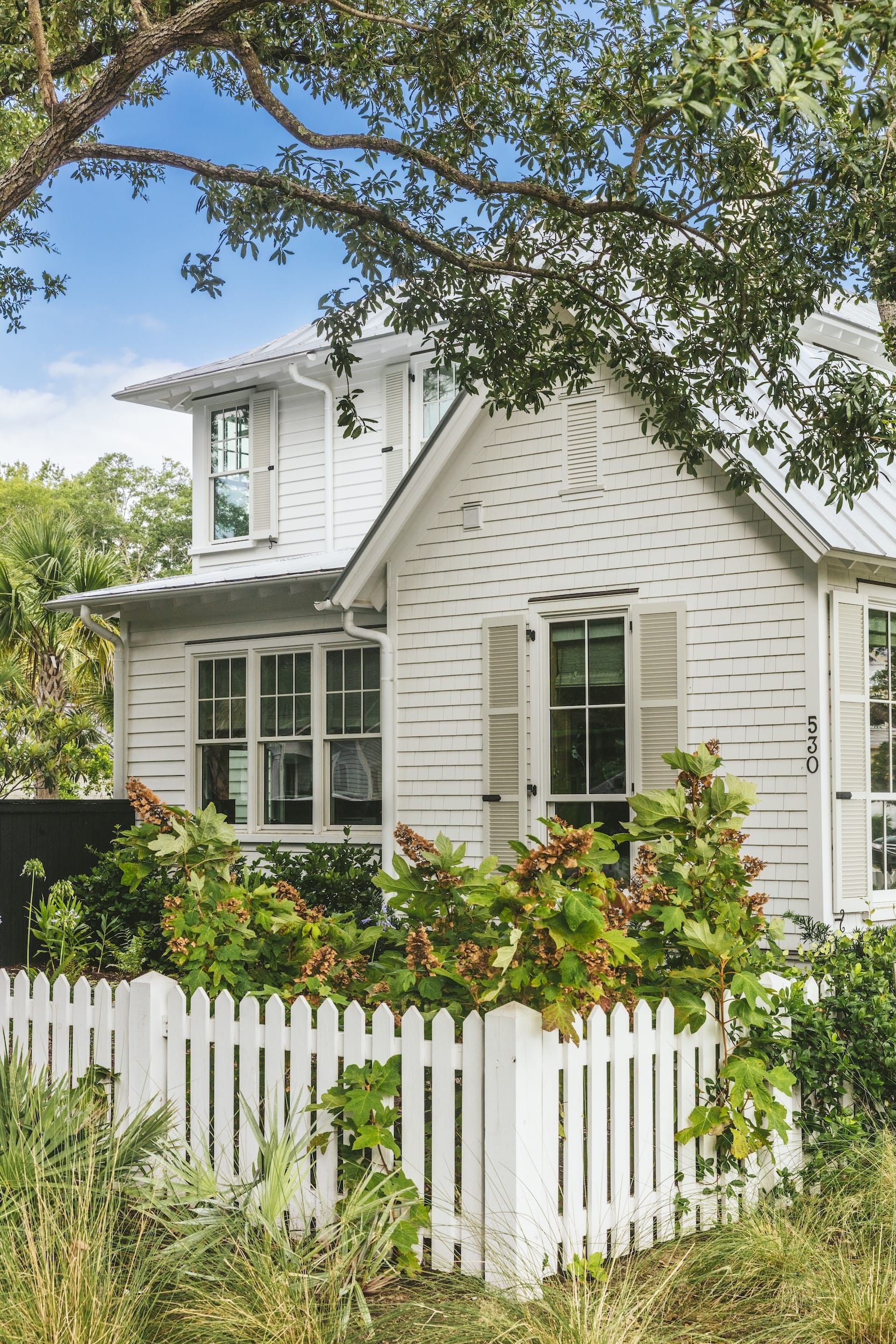  If you could use a break from the hustle and bustle of daily life, come rest with us in this relaxing and charming Charleston home designed by the talented Caitlin Kah!  Step inside this family-friendly oasis and then look around again. From the stunning color palette to the well-placed accessories, every element is perfection.  You won’t want to miss a single character-filled detail! Brantley Photography