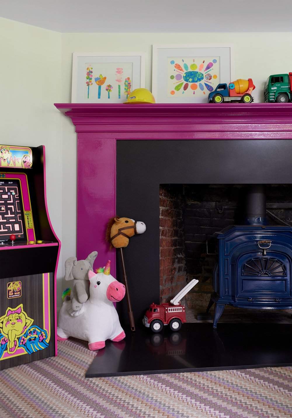 It’s almost the weekend, and if there was ever a moment for a little color in our lives–and our homes–it’s now! From food to flowers, art to dresses, everything is better with a splash of a favorite shade! ?  Take a peek at this fabulous, and colorful home decor with the talened interior designer  Colleen Simmonds, and we think you’ll agree. Wishing you a bright, beautiful Thursday full of sunshine–and style! Emily Gilbert Photography