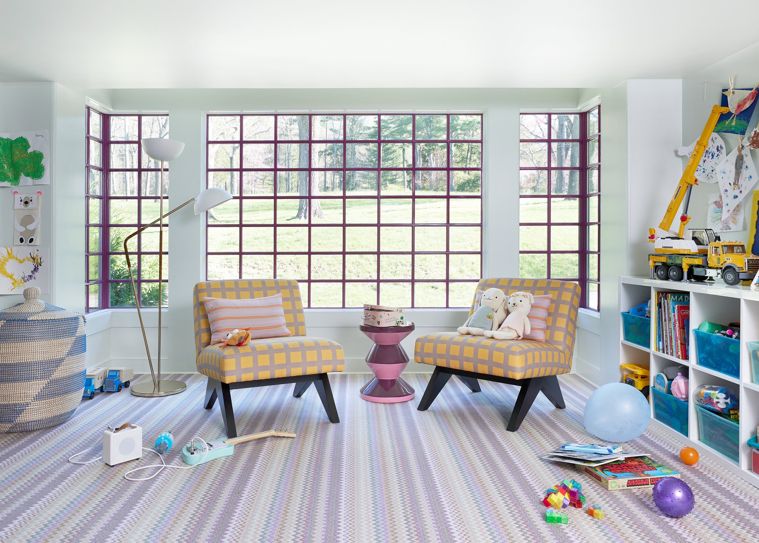 It’s almost the weekend, and if there was ever a moment for a little color in our lives–and our homes–it’s now! From food to flowers, art to dresses, everything is better with a splash of a favorite shade! ?  Take a peek at this fabulous, and colorful home decor with the talened interior designer  Colleen Simmonds, and we think you’ll agree. Wishing you a bright, beautiful Thursday full of sunshine–and style! Emily Gilbert Photography