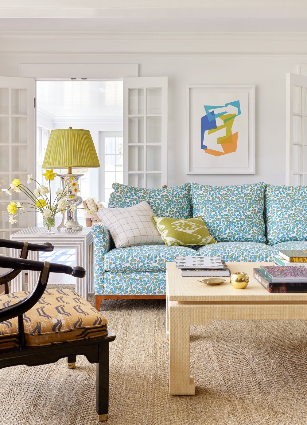 It’s almost the weekend, and if there was ever a moment for a little color in our lives–and our homes–it’s now! From food to flowers, art to dresses, everything is better with a splash of a favorite shade! ?  Take a peek at this fabulous, and colorful home decor with the talened interior designer  Colleen Simmonds, and we think you’ll agree. Wishing you a bright, beautiful Thursday full of sunshine–and style! Emily Gilbert Photography