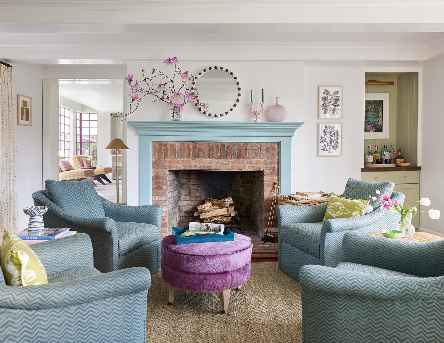 It’s almost the weekend, and if there was ever a moment for a little color in our lives–and our homes–it’s now! From food to flowers, art to dresses, everything is better with a splash of a favorite shade! ?  Take a peek at this fabulous, and colorful home decor with the talened interior designer  Colleen Simmonds, and we think you’ll agree. Wishing you a bright, beautiful Thursday full of sunshine–and style! Emily Gilbert Photography