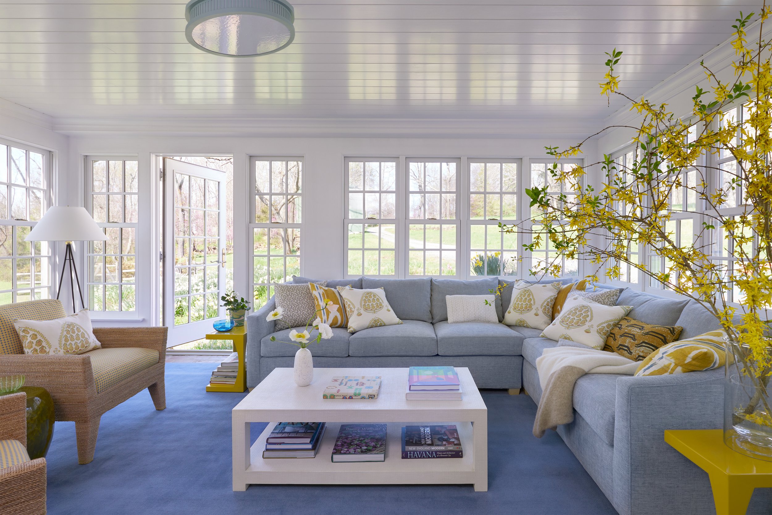 It’s almost the weekend, and if there was ever a moment for a little color in our lives–and our homes–it’s now! From food to flowers, art to dresses, everything is better with a splash of a favorite shade! ?  Take a peek at this fabulous, and colorful home decor with the talened interior designer  Colleen Simmonds, and we think you’ll agree. Wishing you a bright, beautiful Thursday full of sunshine–and style! Emily Gilbert Photography