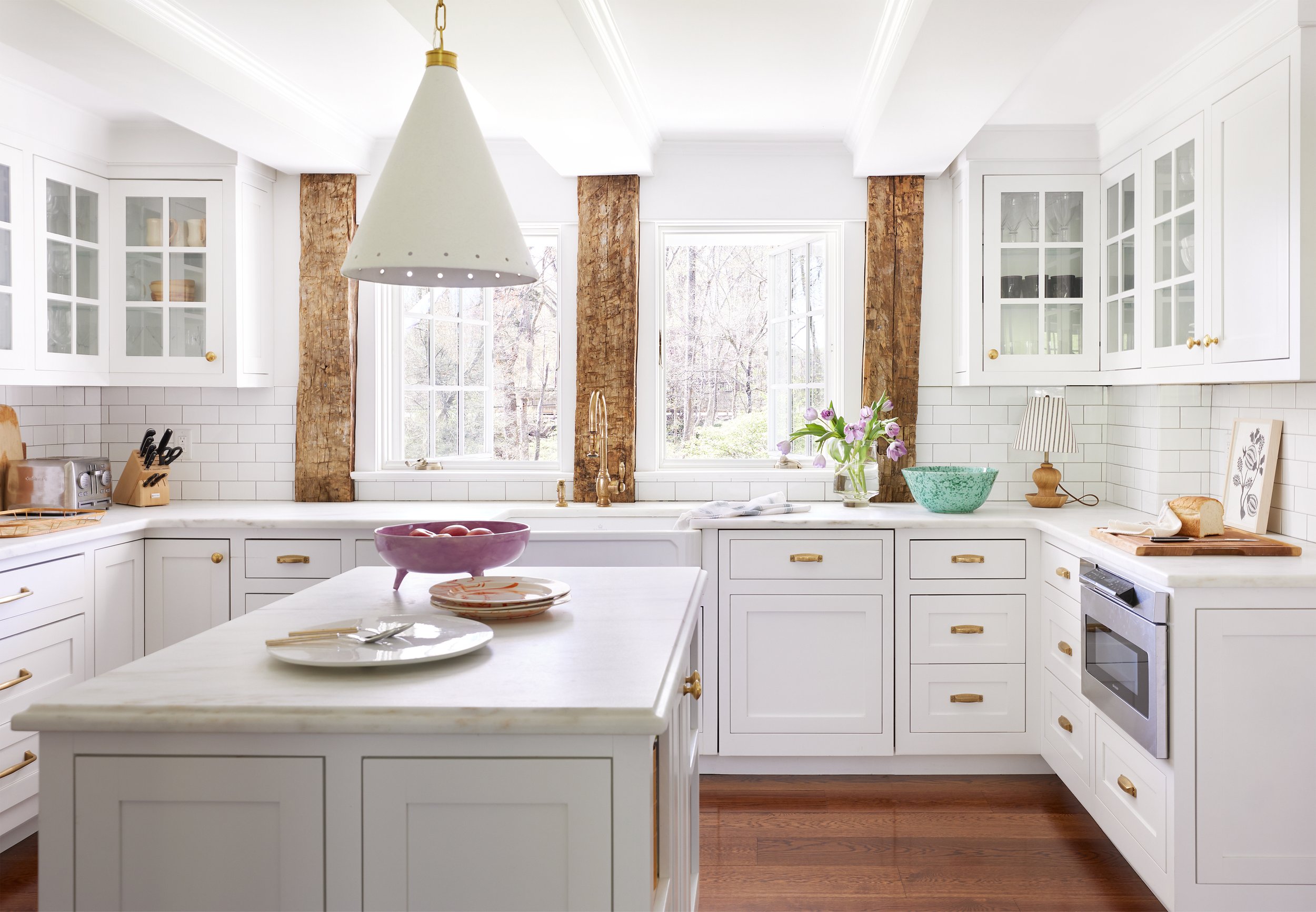 It’s almost the weekend, and if there was ever a moment for a little color in our lives–and our homes–it’s now! From food to flowers, art to dresses, everything is better with a splash of a favorite shade! ?  Take a peek at this fabulous, and colorful home decor with the talened interior designer  Colleen Simmonds, and we think you’ll agree. Wishing you a bright, beautiful Thursday full of sunshine–and style! Emily Gilbert Photography