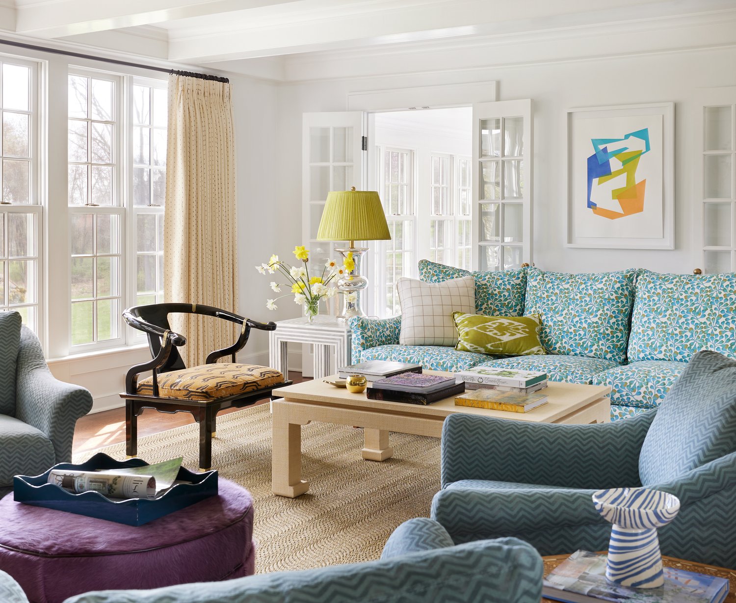 It’s almost the weekend, and if there was ever a moment for a little color in our lives–and our homes–it’s now! From food to flowers, art to dresses, everything is better with a splash of a favorite shade! ?  Take a peek at this fabulous, and colorful home decor with the talened interior designer  Colleen Simmonds, and we think you’ll agree. Wishing you a bright, beautiful Thursday full of sunshine–and style! Emily Gilbert Photography