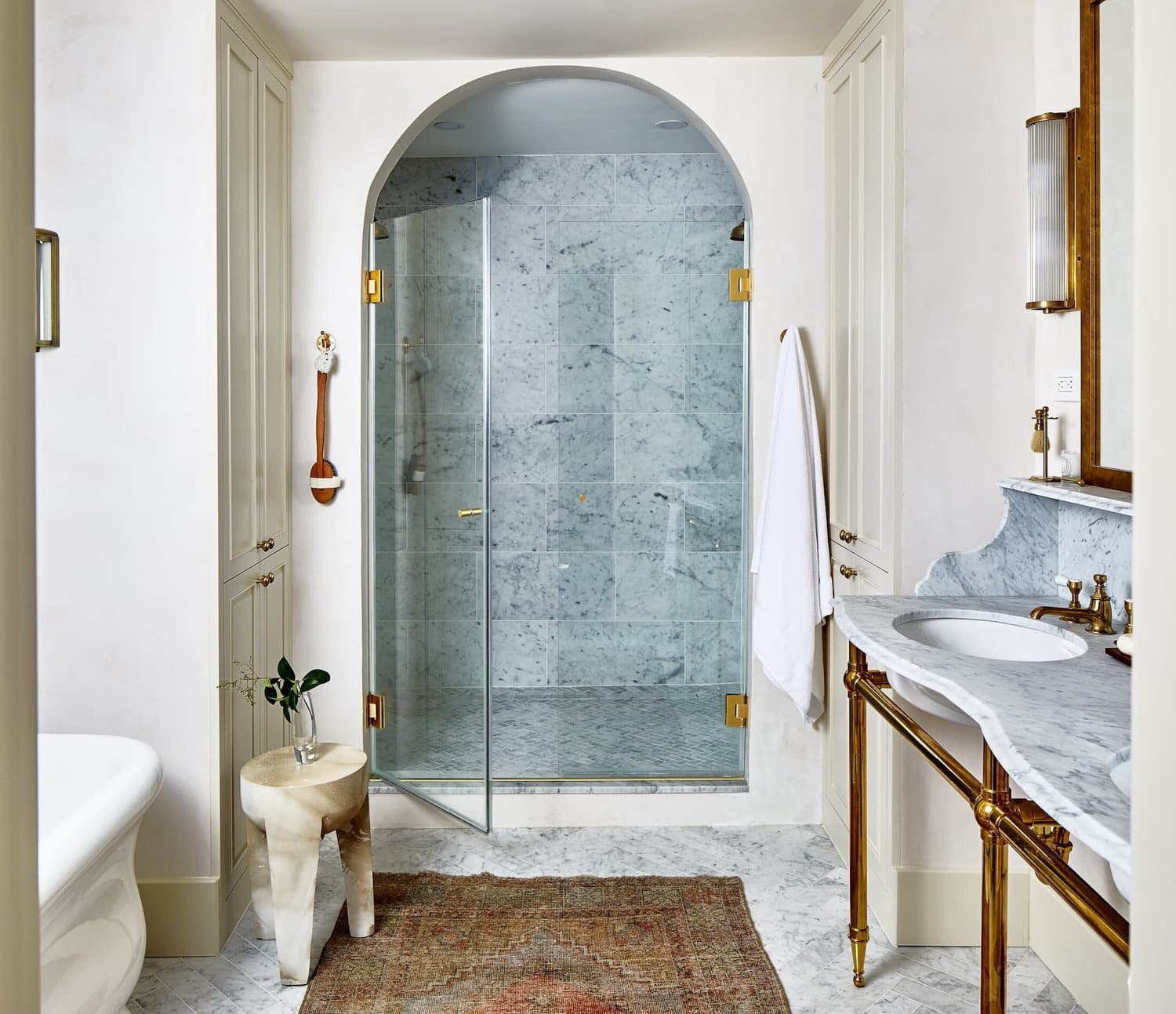 As the world spins faster and we get busier, it becomes increasingly important for our homes to be the soothing retreats we need to unwind. There’s no place where that is more important than in the first place you see in the morning and the last place you visit at night: your bathroom. Take a peek at some of our favorite tips for creating a spa-like bathroom retreat. Zoe Feldman Design | Photography: Stacy Zarin Goldberg
